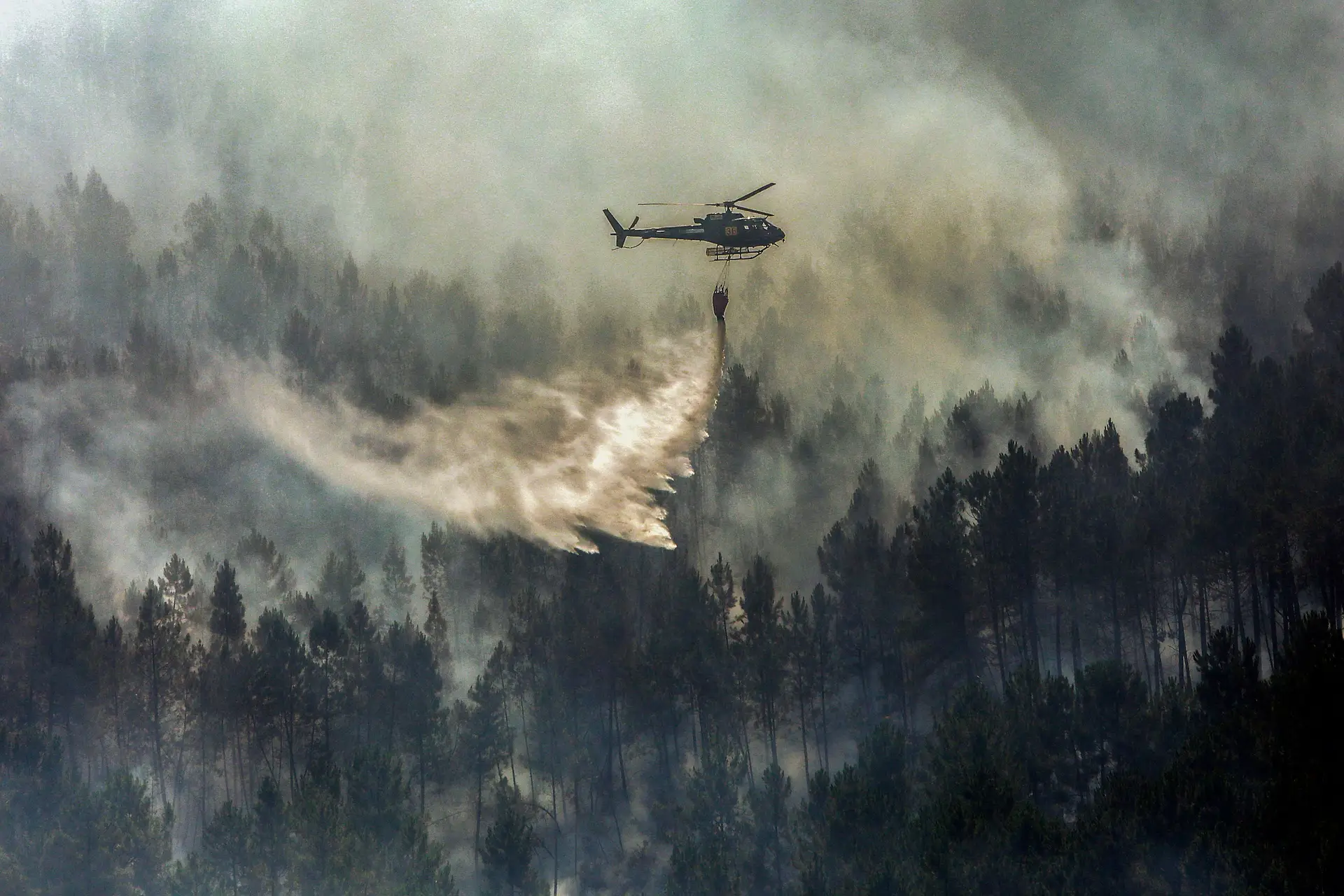 Incêndio na Covilhã: quatro operacionais feridos e helicóptero aterra de emergência