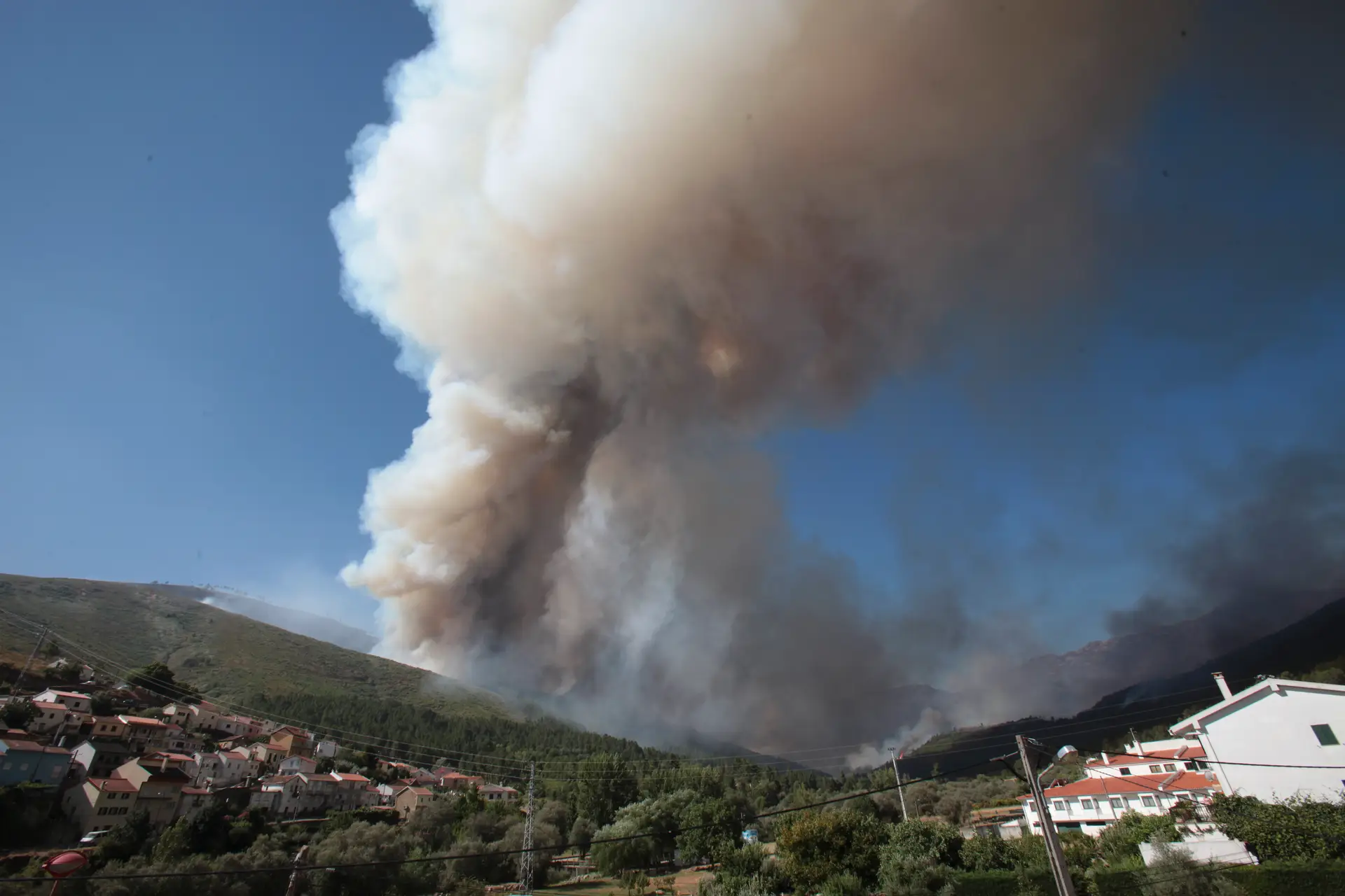 Incêndio na Serra da Estrela: mais de 1.500 bombeiros combatem as chamas