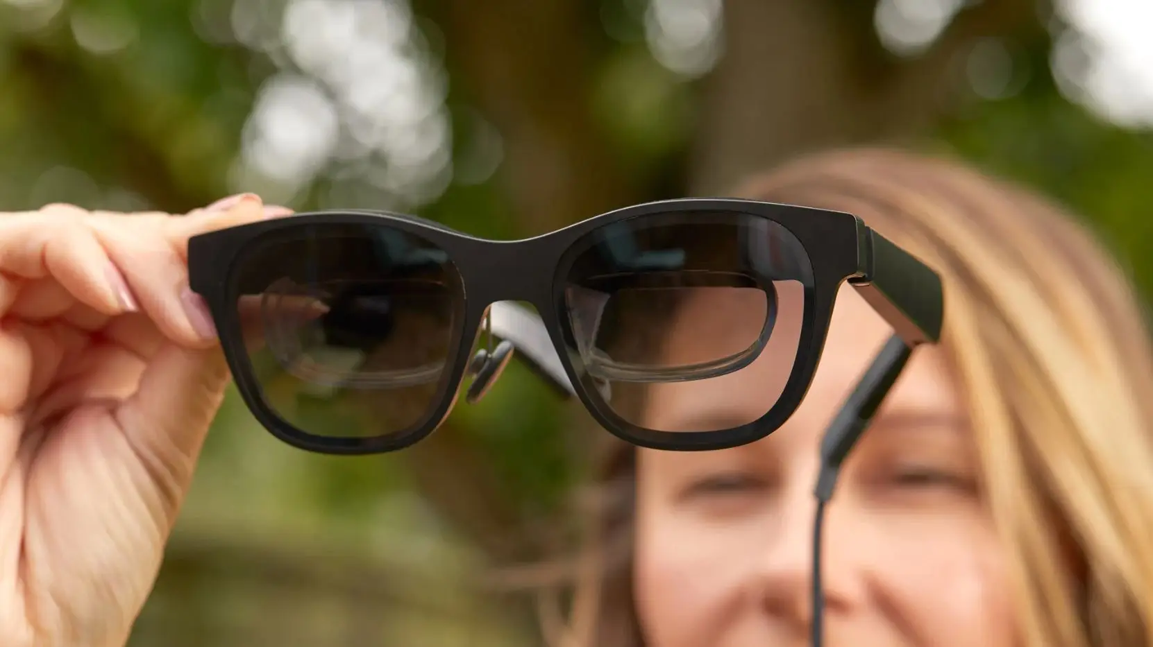 Óculos ajudam a legendar conversas para pessoas com deficiência auditiva