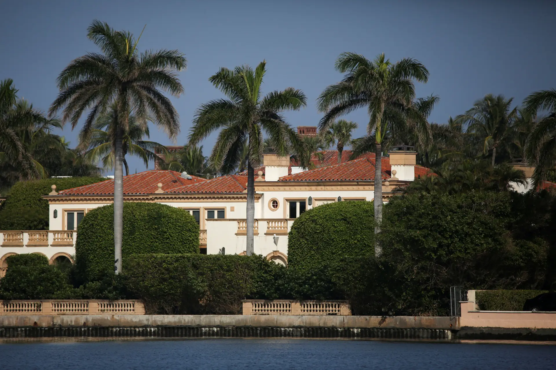 FBI realiza buscas em casa de Donald Trump