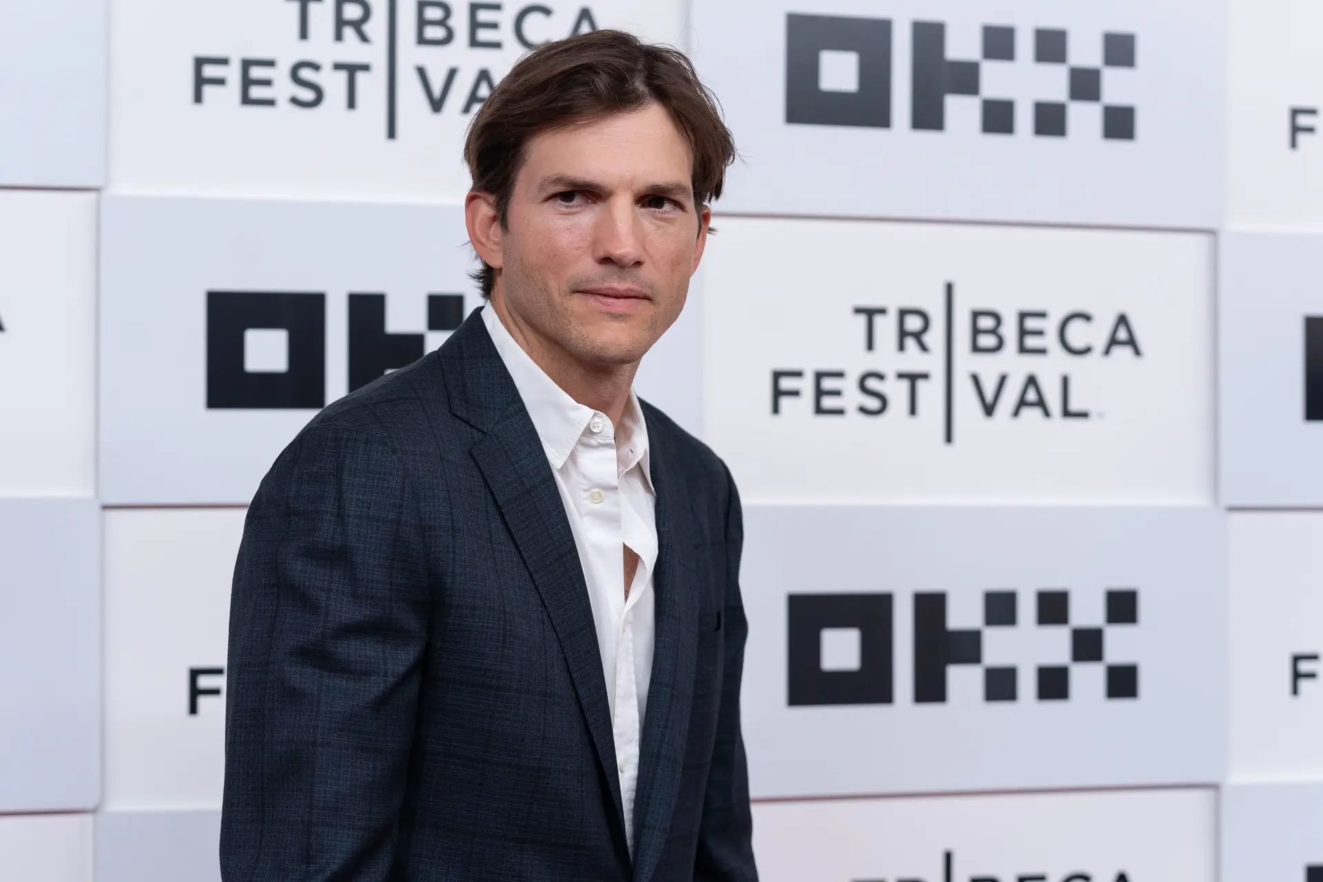 Ator Aston Kutcher conta que "é uma sorte estar vivo" depois de ter sofrido doença rara