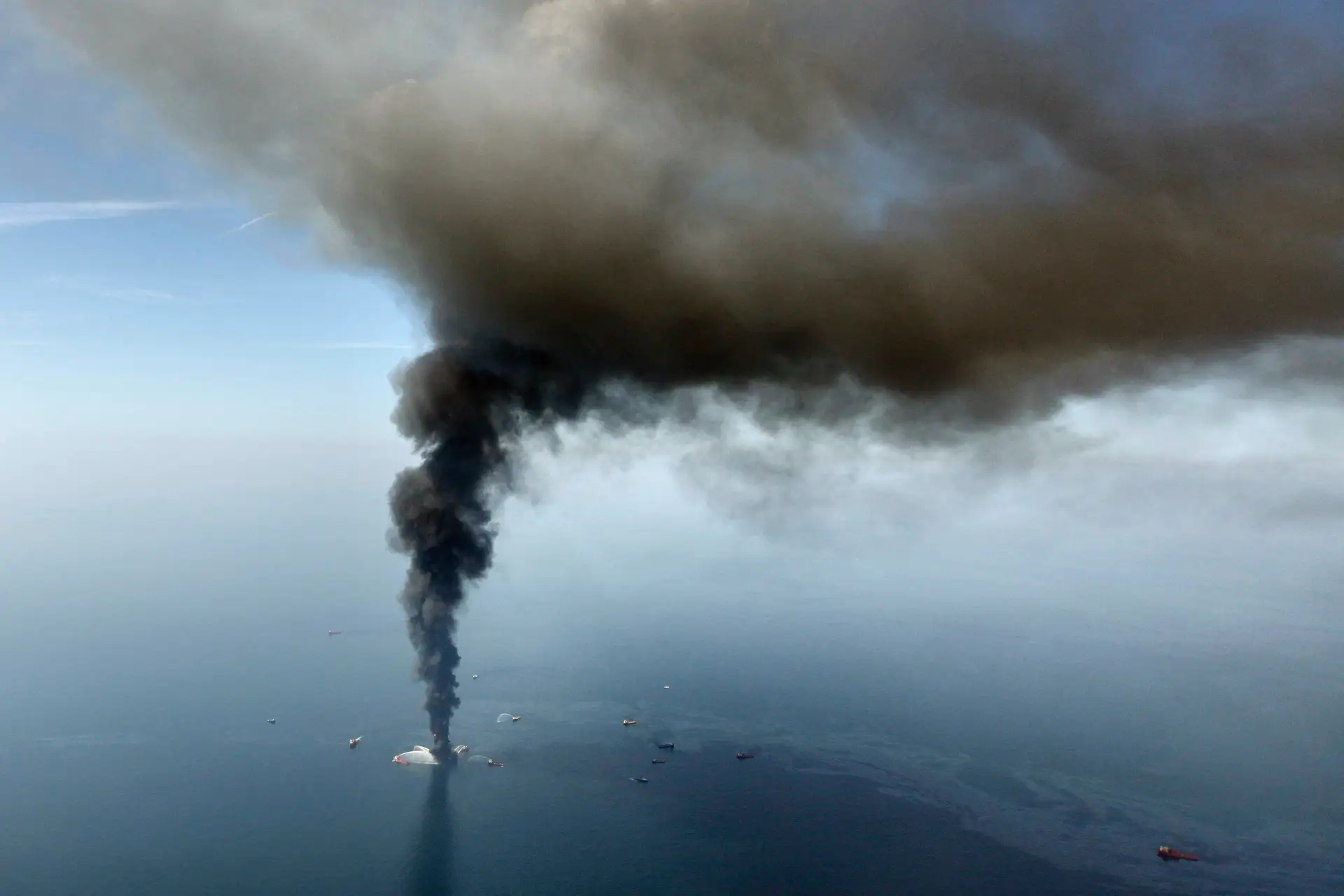 Dez anos depois de explosão de plataforma, ainda há vestígios do petróleo no mar