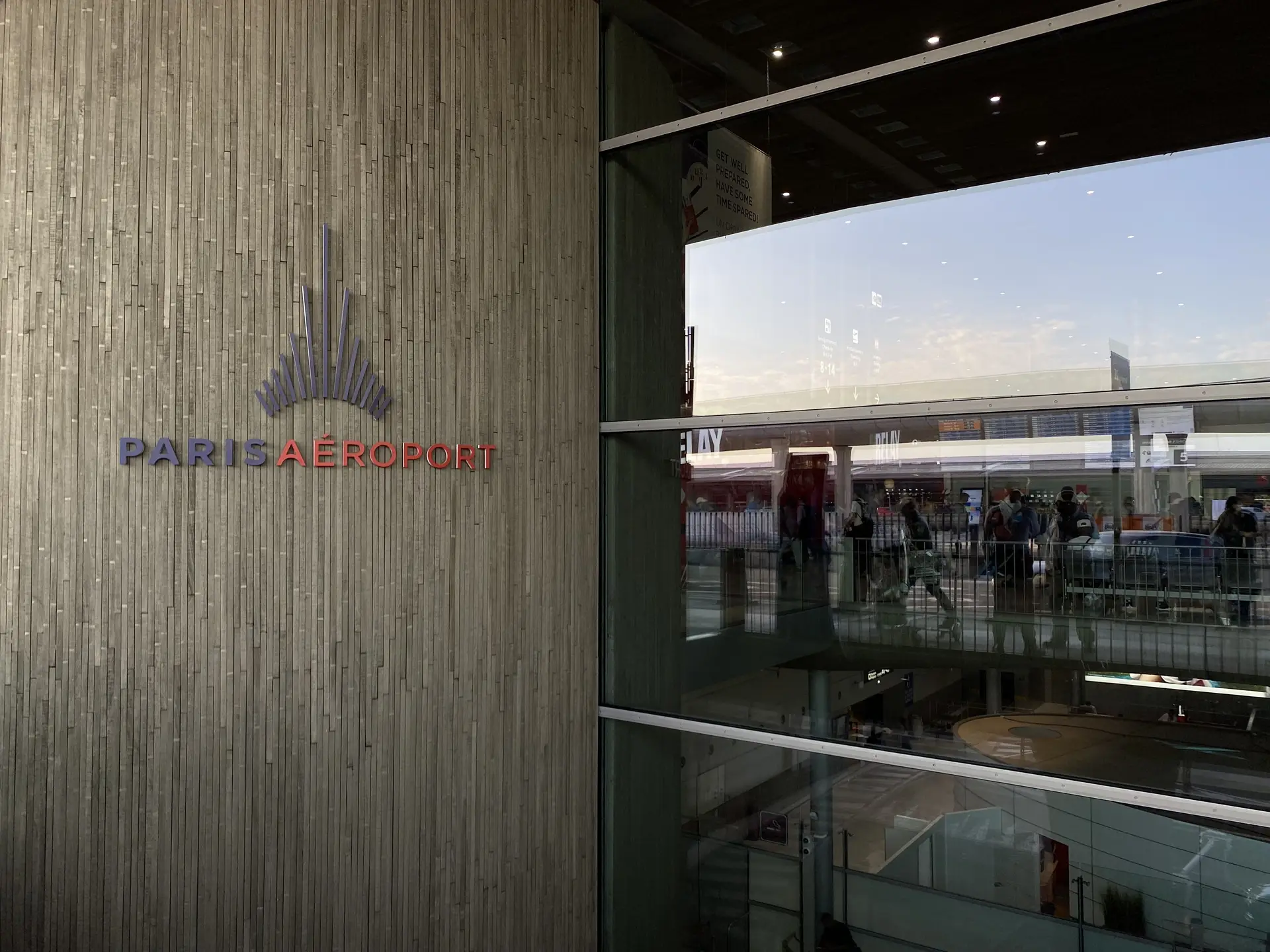 Homem armado morto pela polícia em aeroporto de Paris 