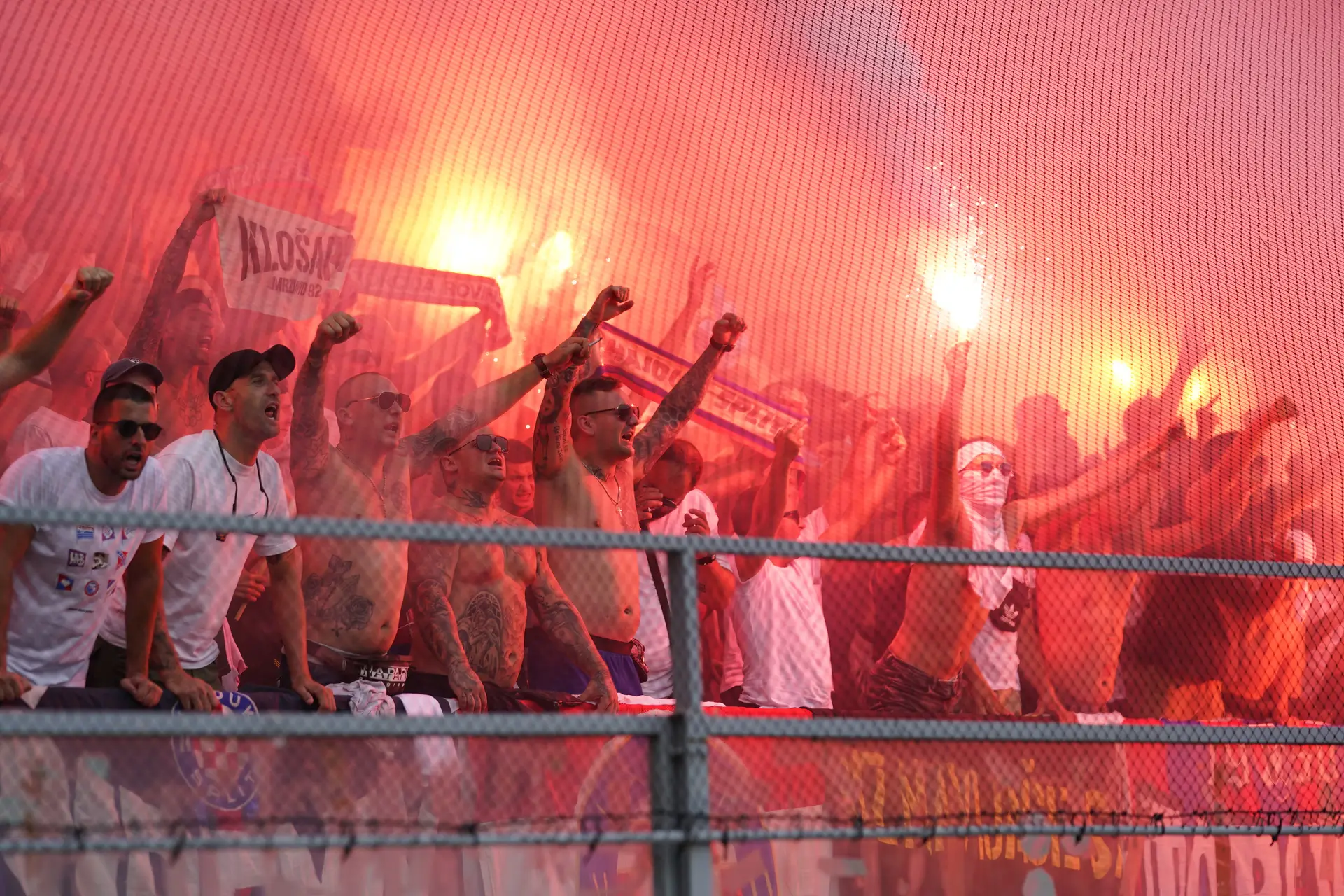 Jogadores do Hajduk Split agredidos pelos próprios adeptos após derrota no  campeonato - Futebol Internacional - SAPO Desporto