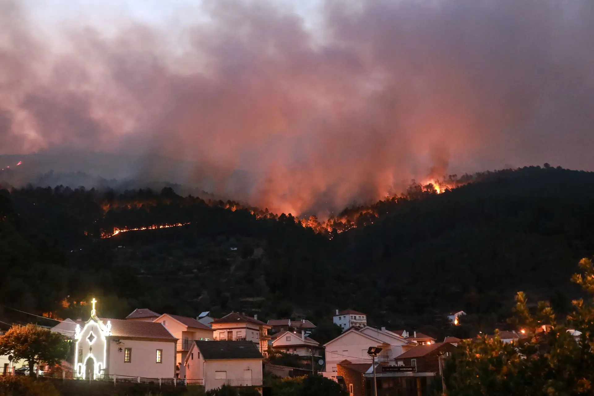 Mais de mil bombeiros combatem fogo na Serra da Estrela