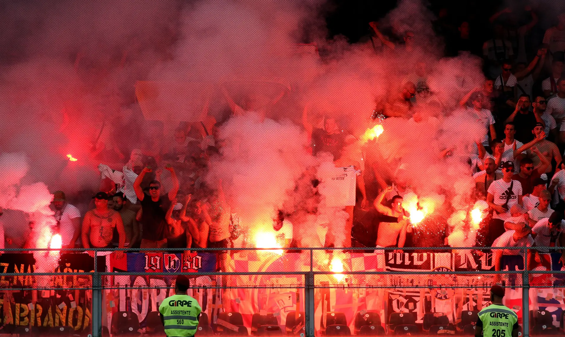 Adeptos do Hajduk Split ostentaram referências ao Benfica no D