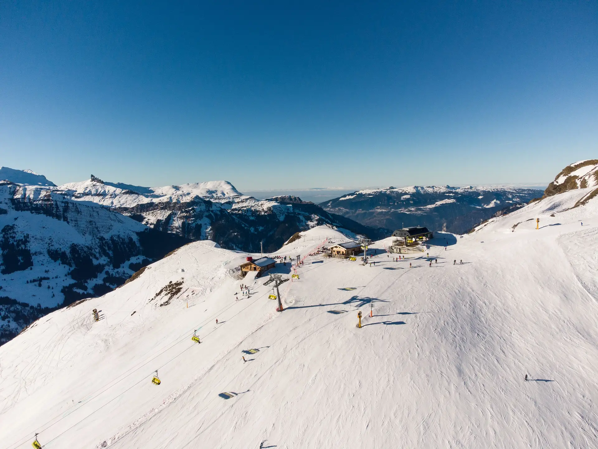 Degelo nos Alpes suíços leva à descoberta de dois corpos e destroços de um avião