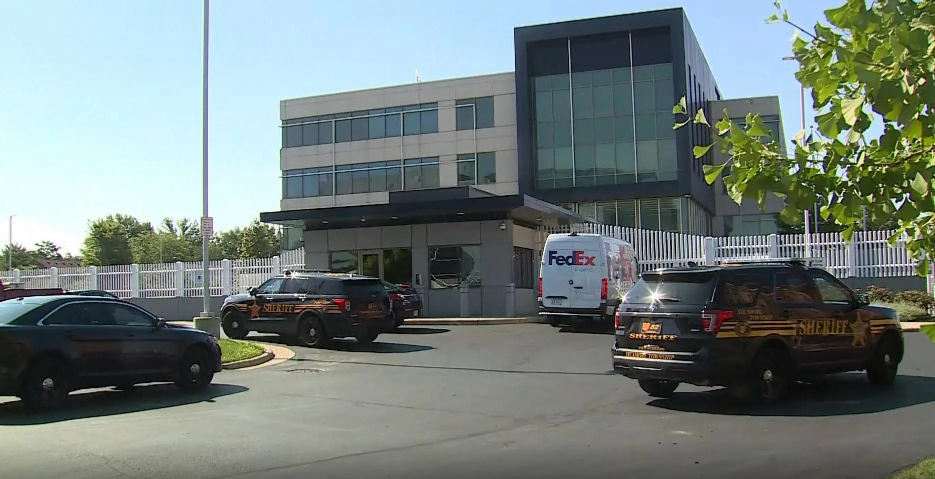 Tentativa de entrada em escritório do FBI acaba em fuga e troca de tiros