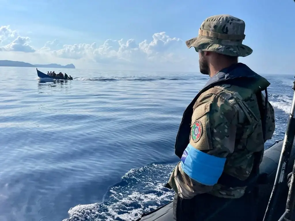 Polícia Marítima interceta embarcação com 15 migrantes em Itália