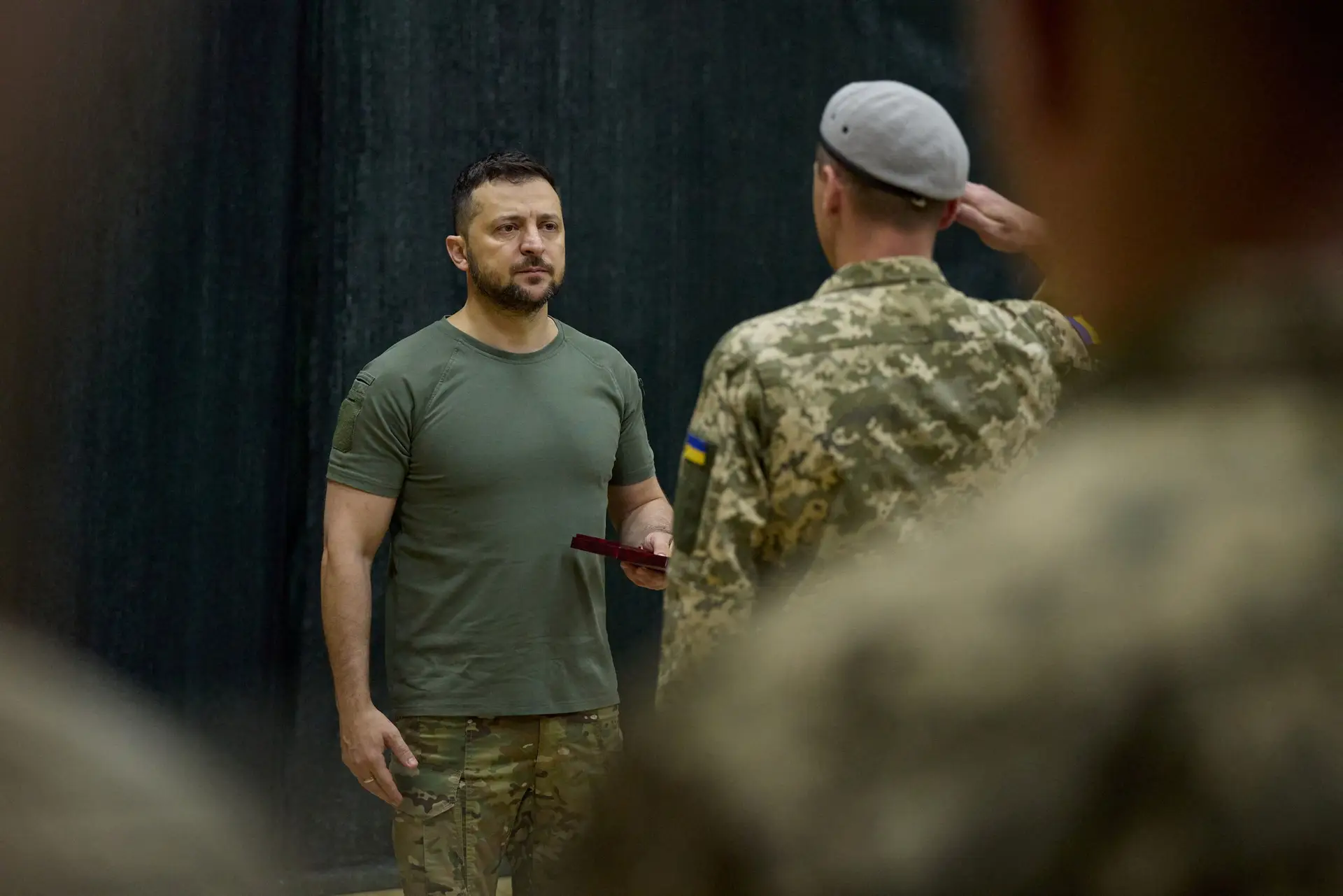 Zelensky considera proibição global de vistos para cidadãos russos "justa"