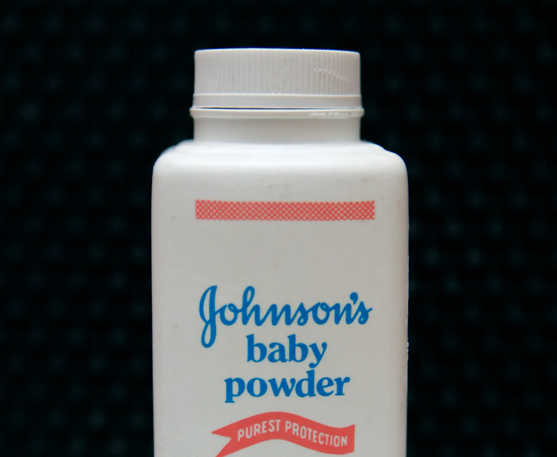 Johnson & Johnson vai suspender venda de pó de talco para bebés em todo o mundo em 2023
