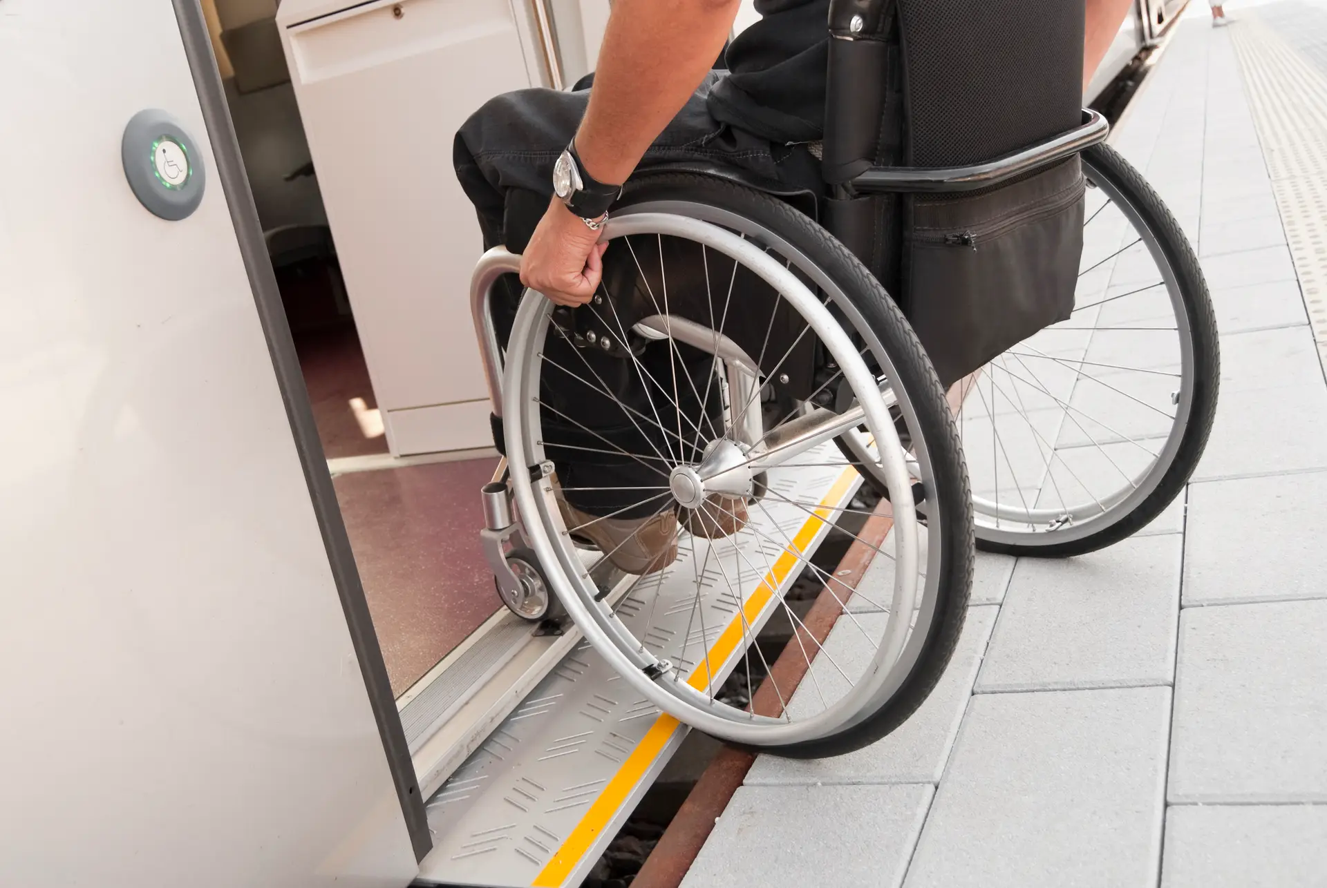 Um dia numa cadeira de rodas: as dificuldades vividas na CP e no Metro de Lisboa
