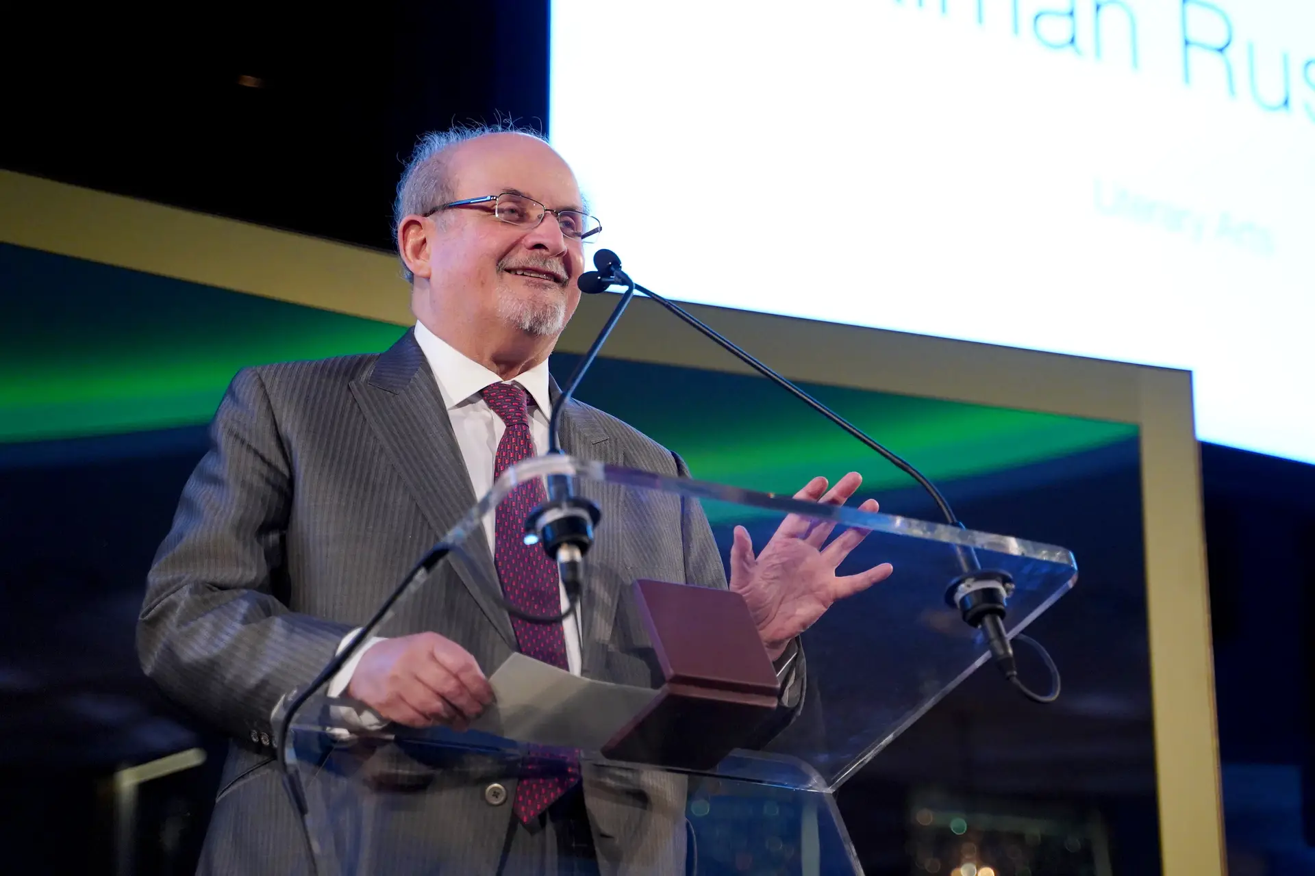 Autor Salman Rushdie atacado numa conferência em Nova Iorque