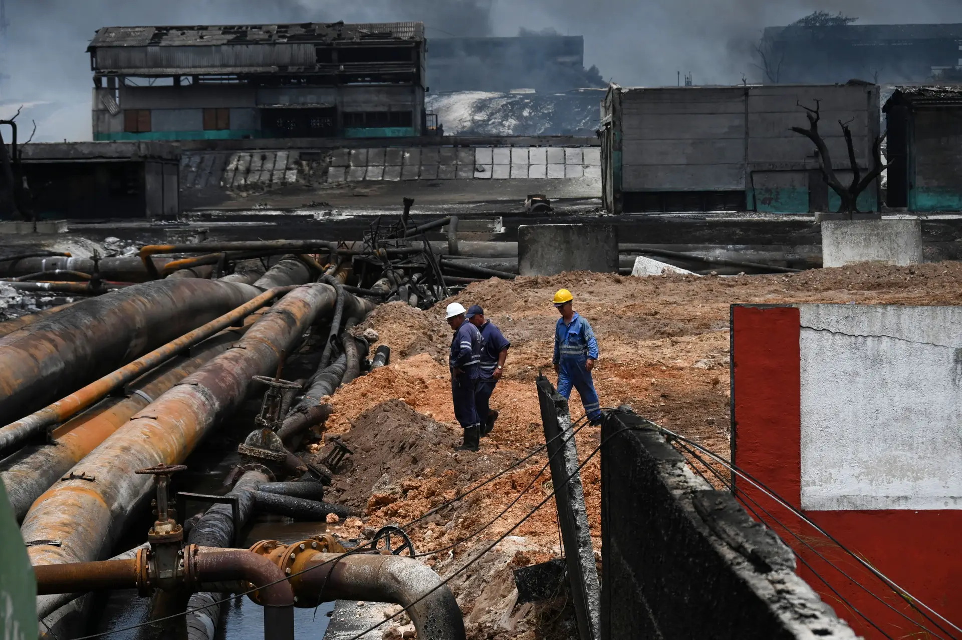 Quatro corpos encontrados após incêndio em depósito de petróleo em Cuba