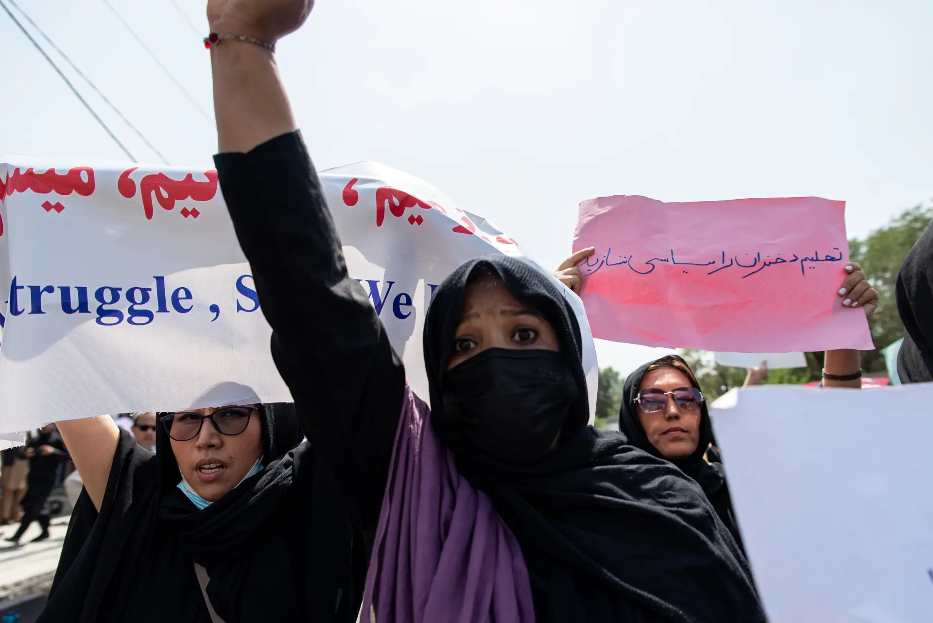 Talibãs disparam para o ar em Cabul para dispersar manifestação de mulheres