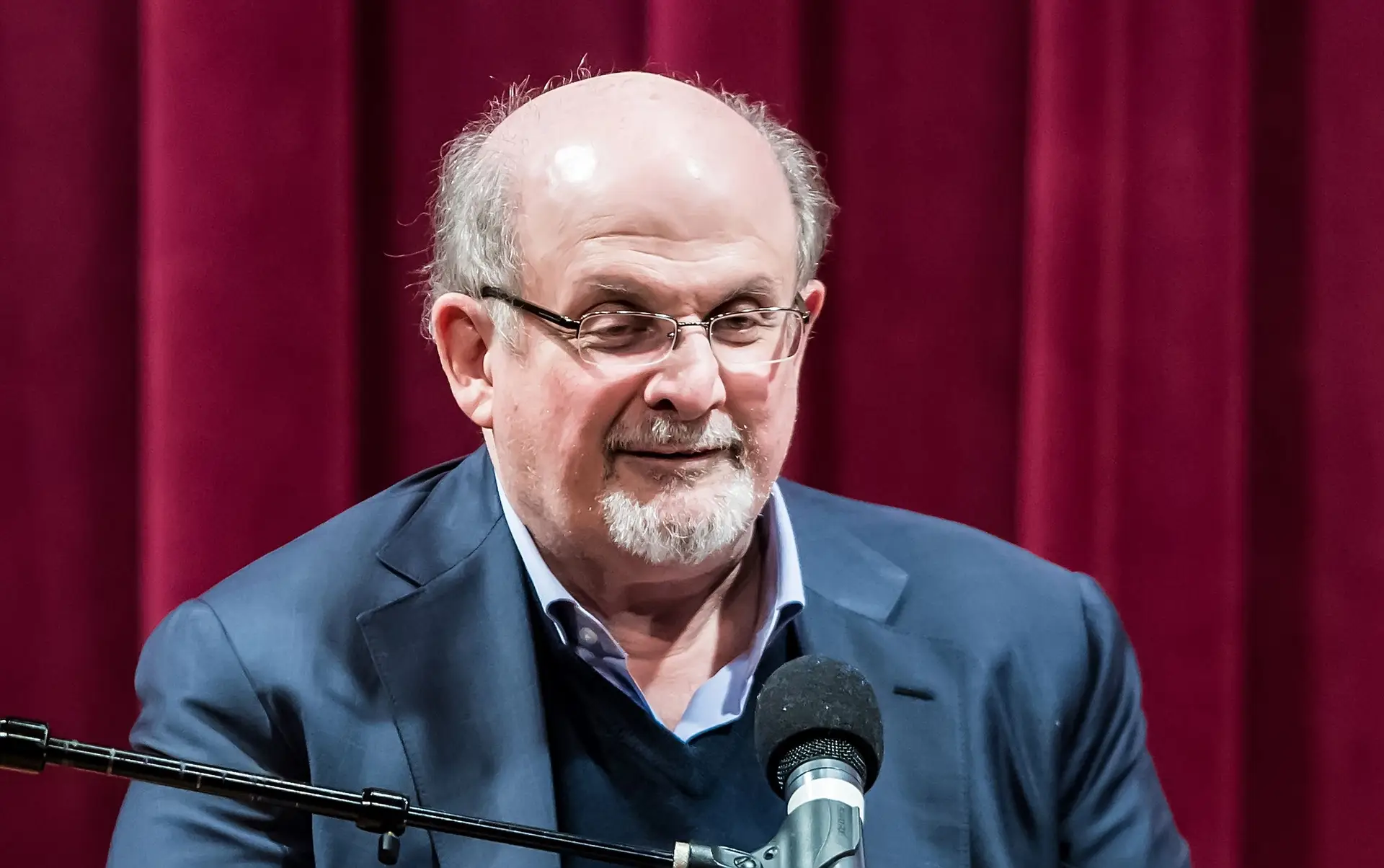 Escritor Salman Rushdie poderá perder olho após ataque