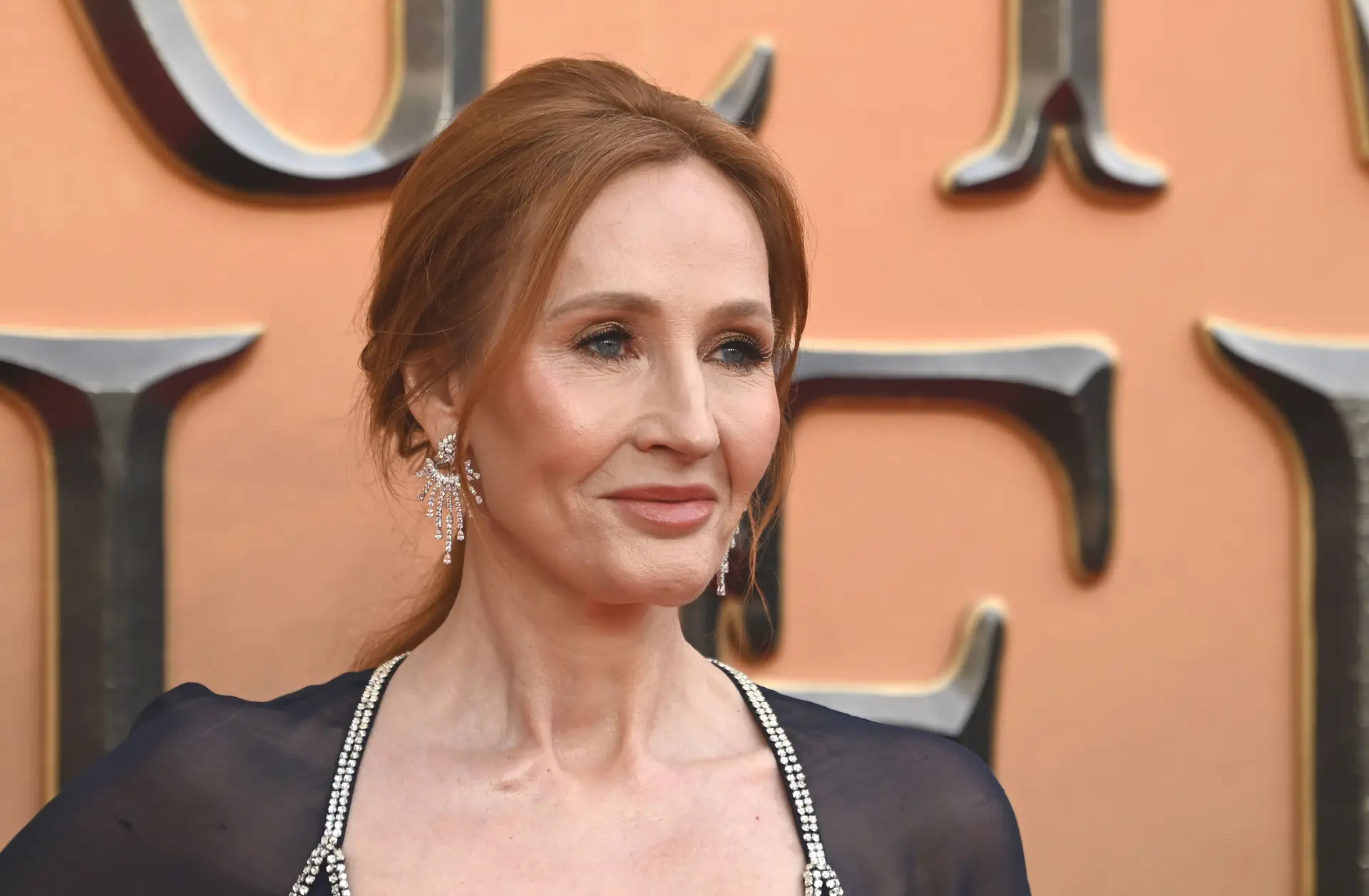 J.K. Rowling alvo de ameaças depois de condenar ataque a Salman Rushdie