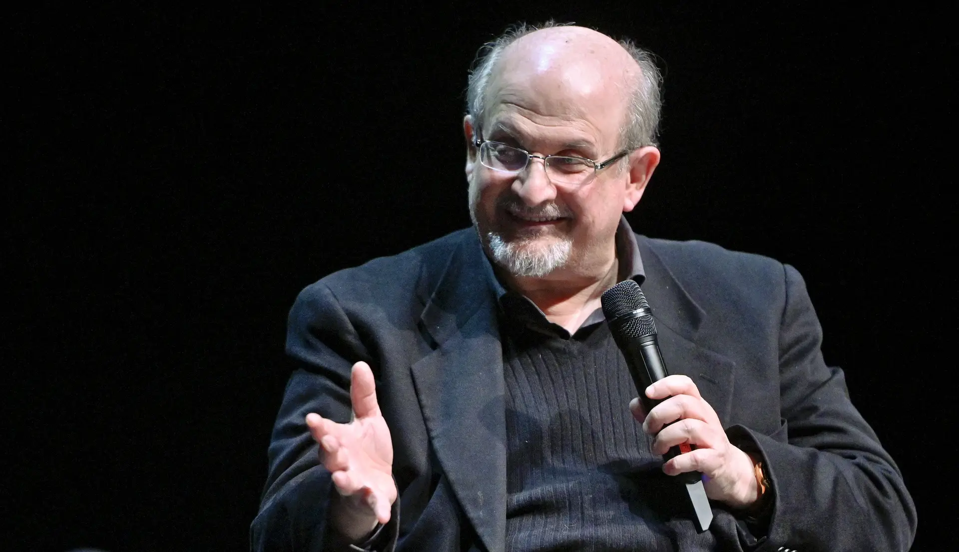 Salman Rushdie já não está ligado ao ventilador e conseguiu falar
