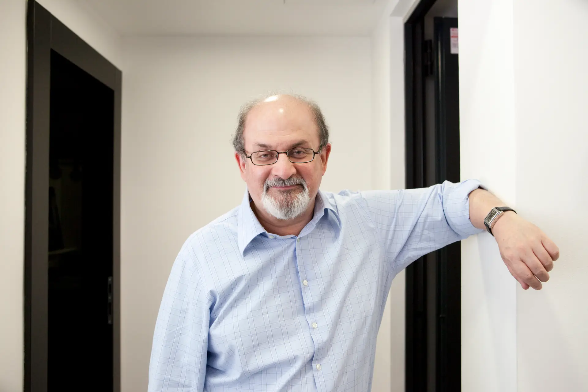 Salman Rushdie está no "caminho da recuperação"