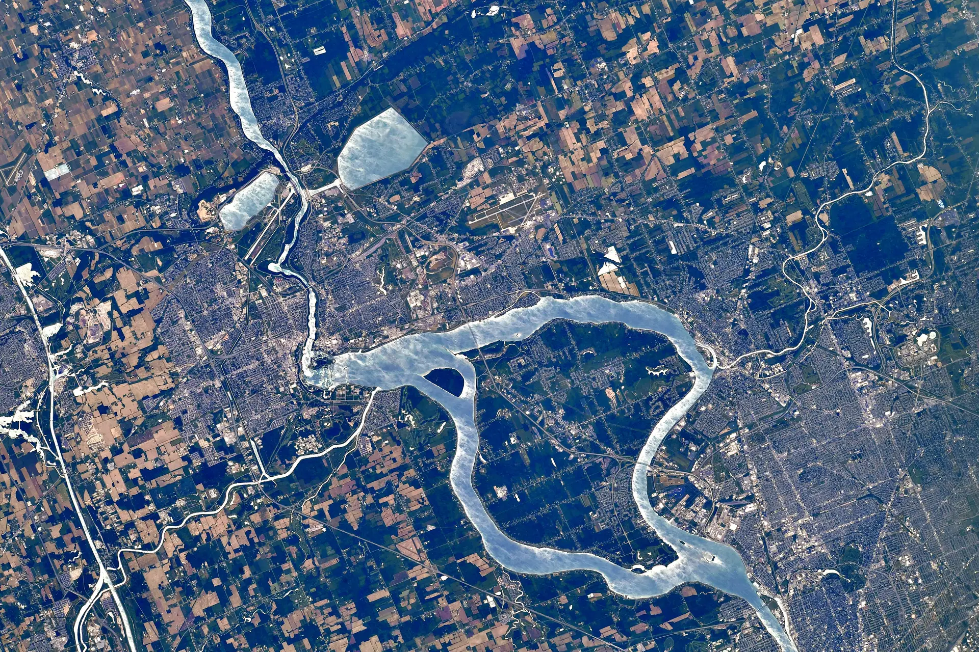 As Cataratas do Niágara, entre a província de Ontário, no Canadá, e o estado de Nova York, nos Estados Unidos, vistas pela astronauta da ESA Samantha Cristoforetti a bordo da Estação Espacial Internacional durante a sua Missão Minerva.
