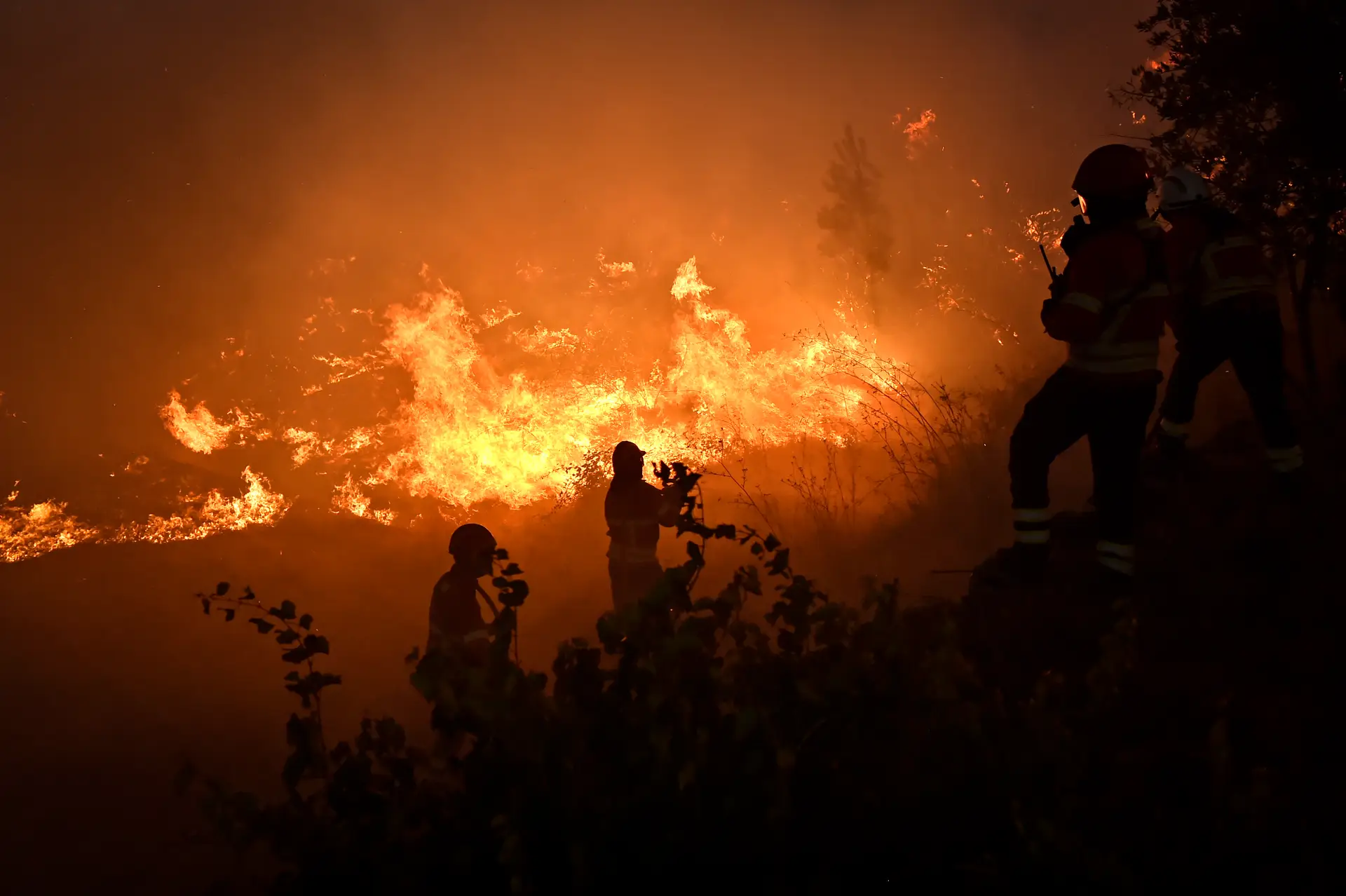 Mais de 1.200 operacionais combatem incêndio na serra da Estrela