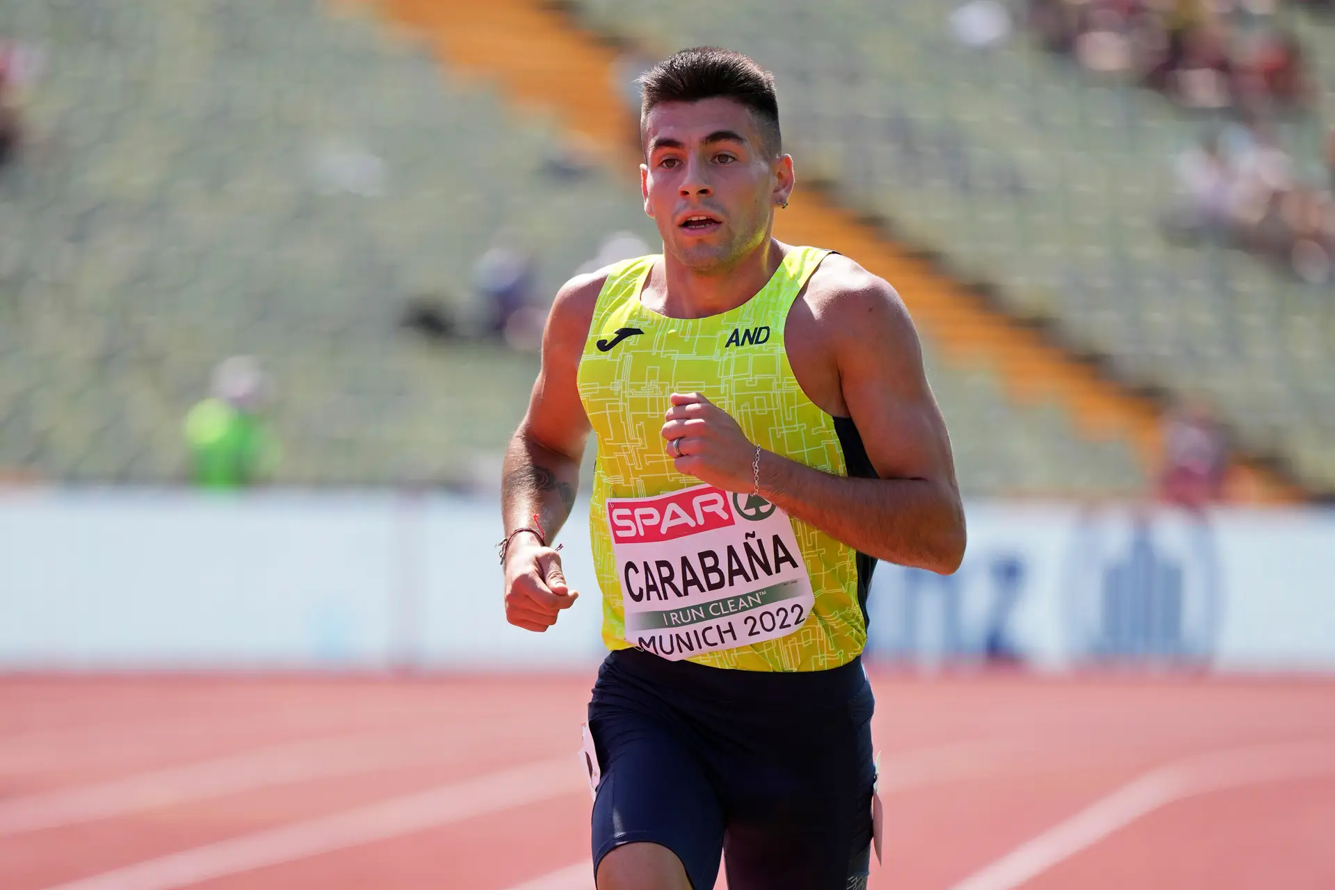 Desportivismo nos Europeus de Atletismo: atleta acaba em último para ajudar rival 