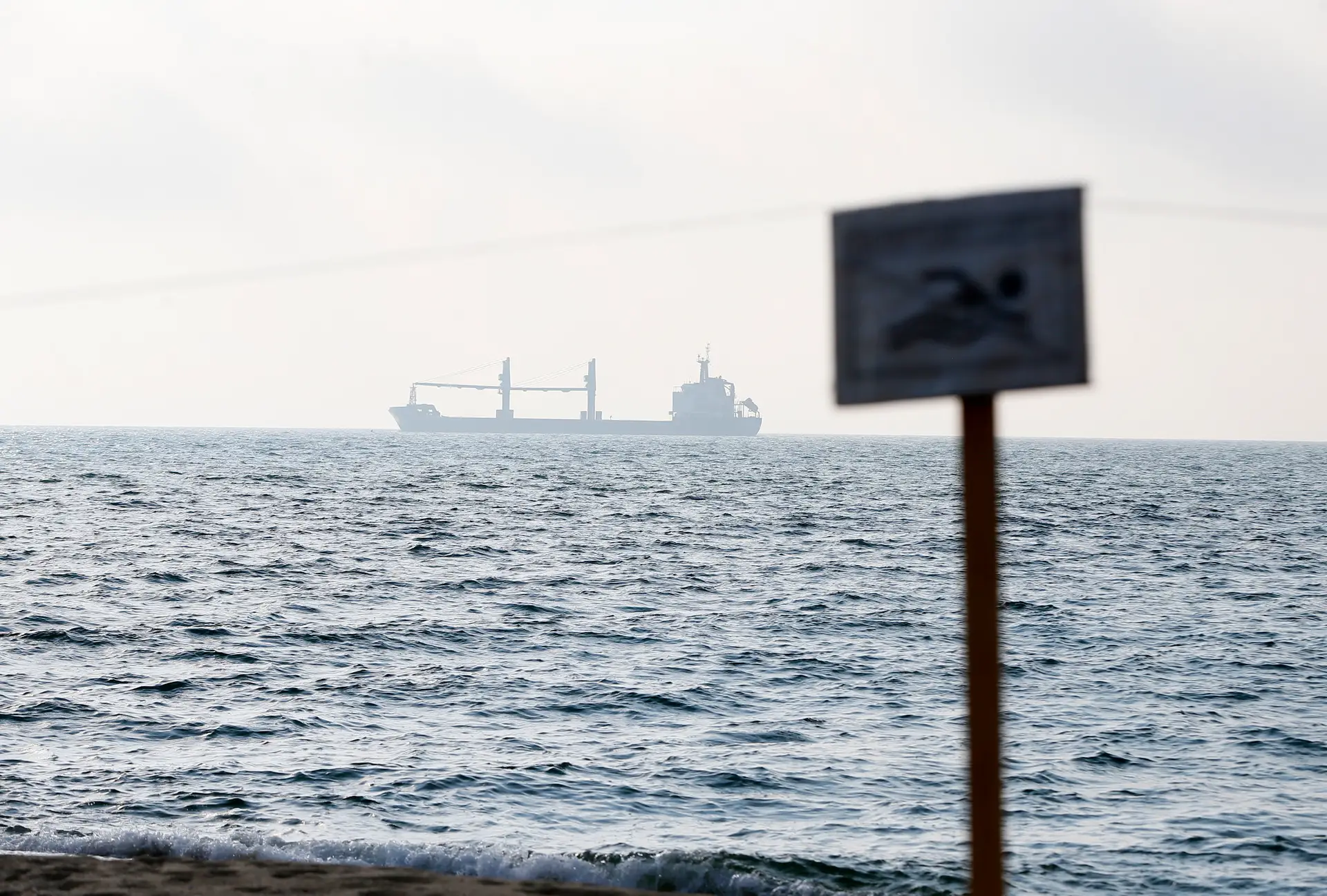 Três navios com alimentos deixam portos ucranianos através do corredor humanitário marítimo