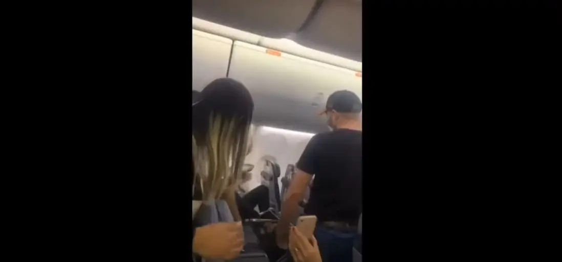 Passageiro parte cadeiras do avião durante voo entre cidades brasileiras