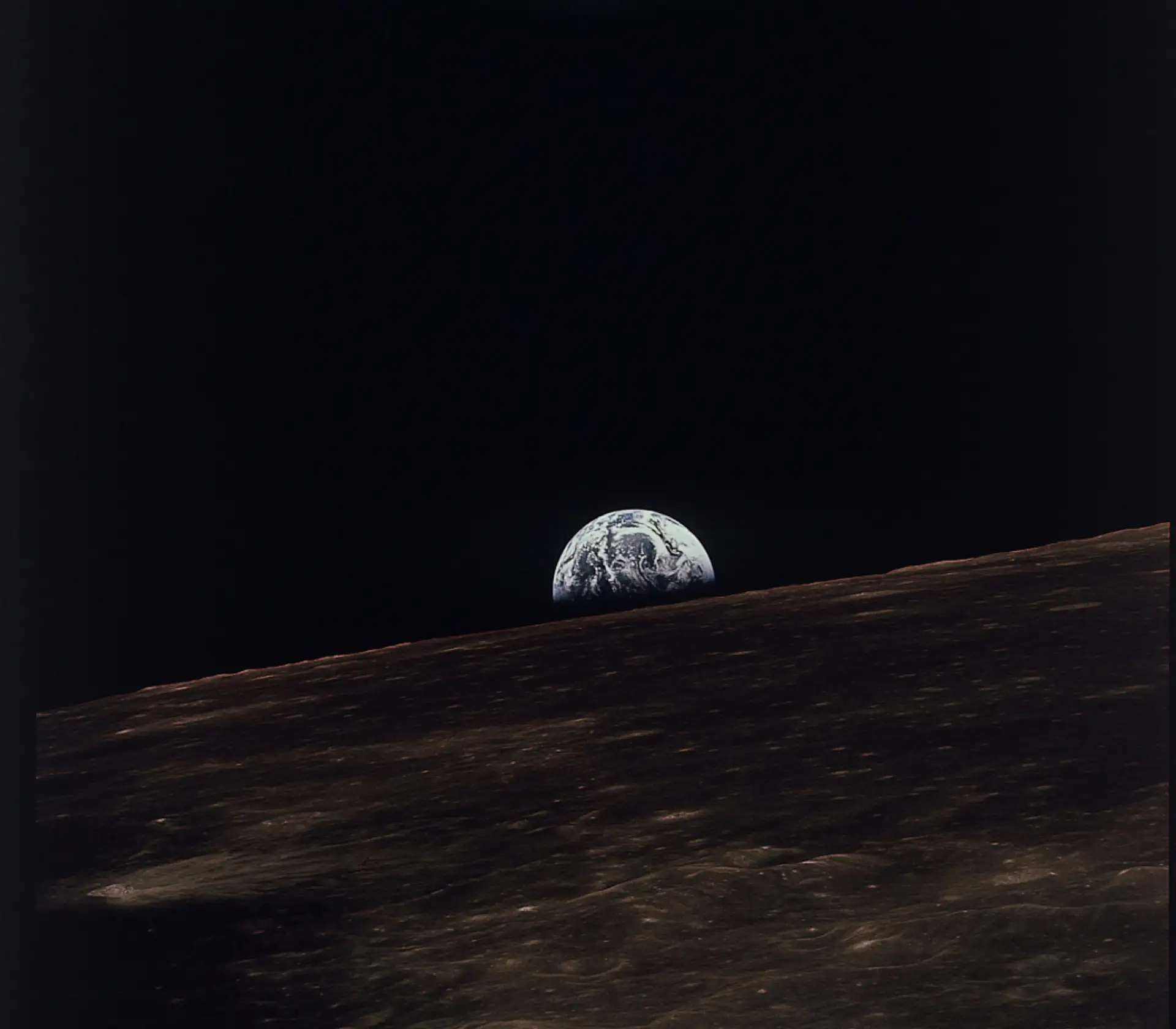 A Terra aparece no horizonte da Lua durante a missão Apollo 11, julho de 1969.