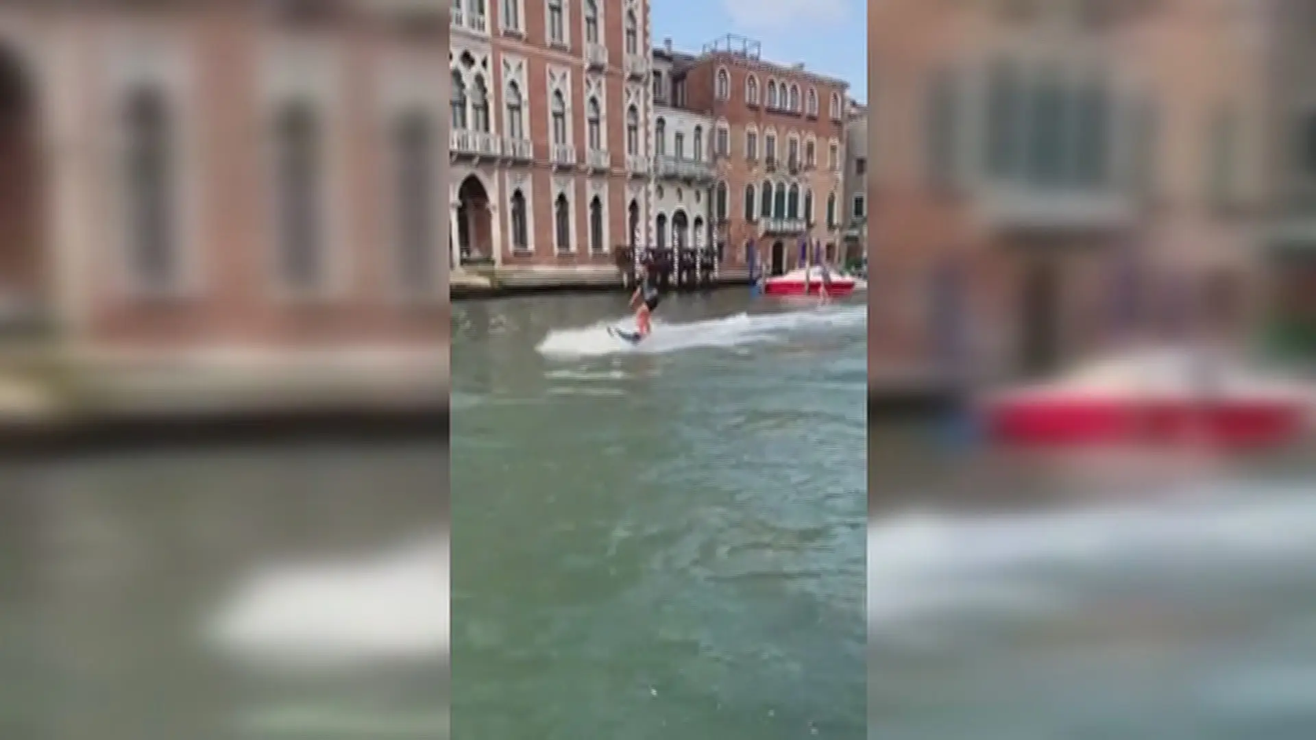 Veneza multa turistas "imbecis" por surfarem Grande Canal de Veneza
