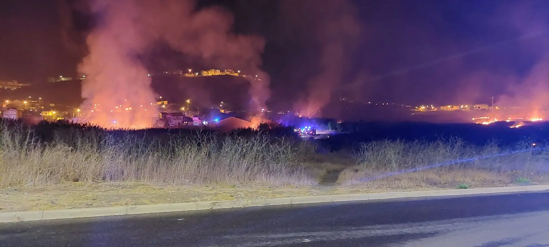 Mais de 60 bombeiros combatem incêndio na Amadora