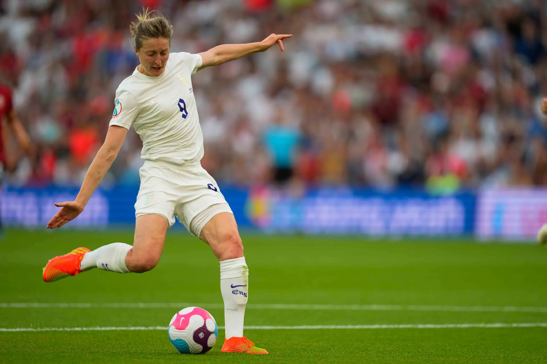 Campeã da Europa e recordista de golos por Inglaterra anuncia fim da carreira