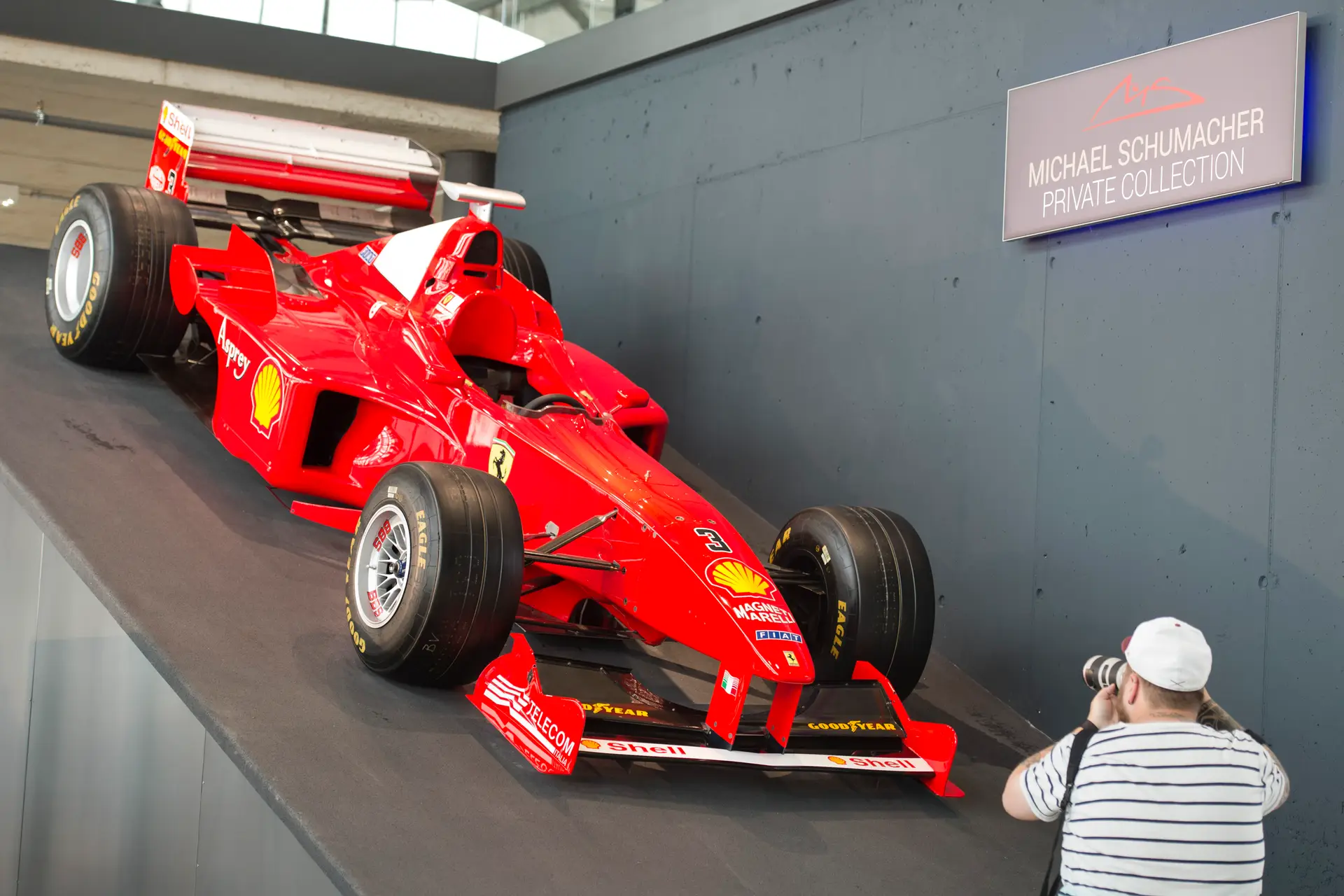 Ferrari conduzido por Schumacher vendido em leilão por quase seis milhões de euros