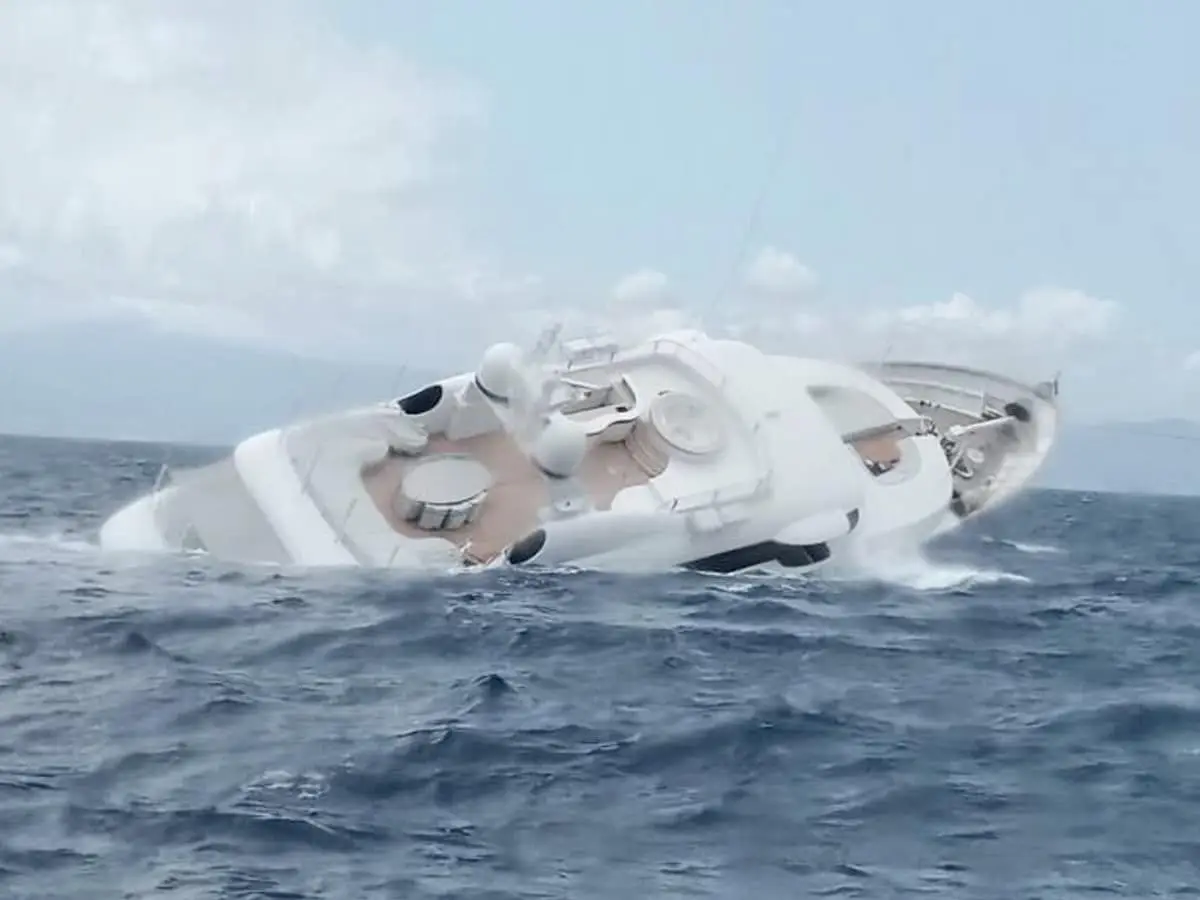Vídeo mostra momento em que iate de 40 metros afunda totalmente no Mediterrâneo
