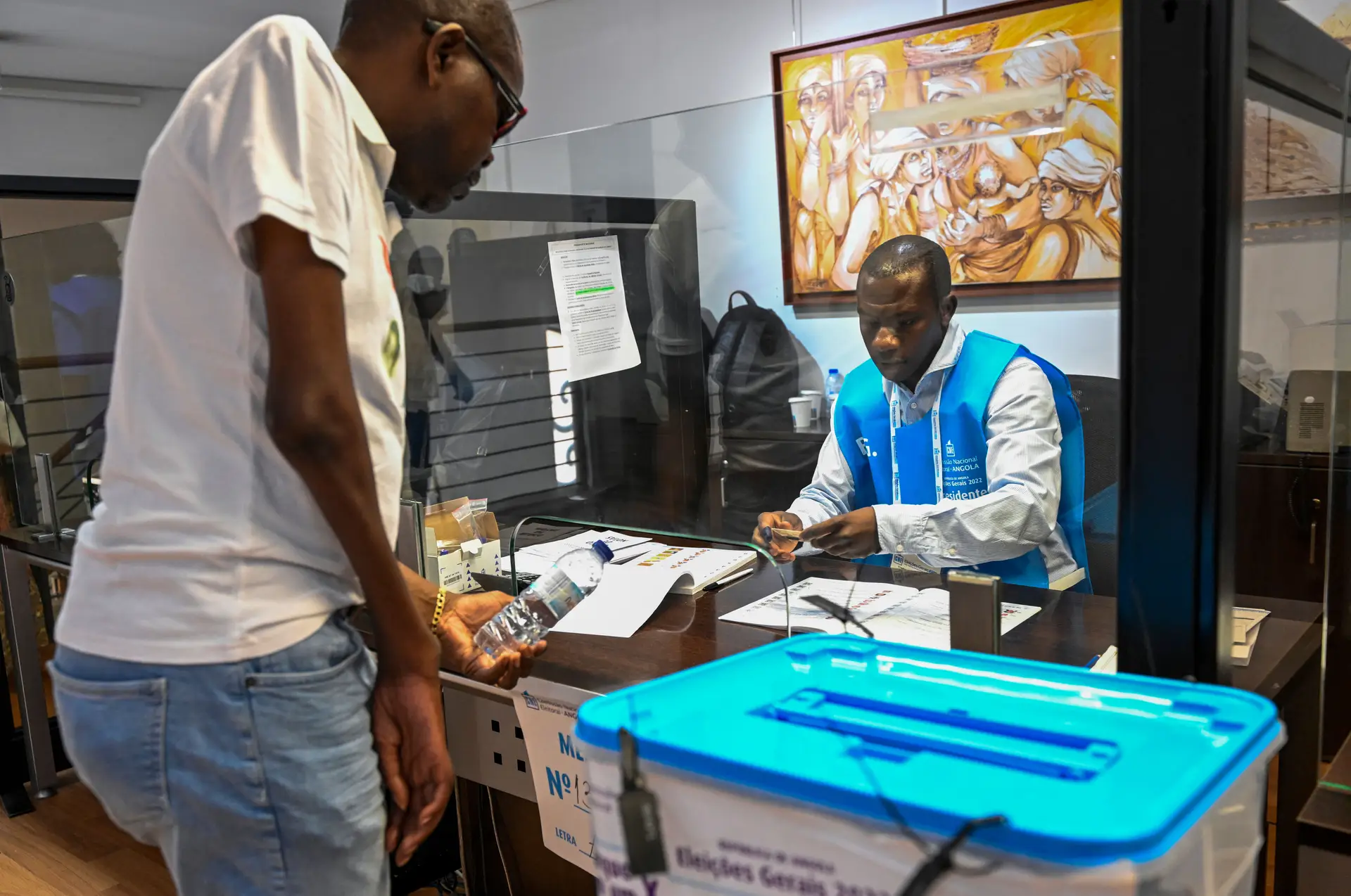 O dedo pintado que marca as eleições em Angola