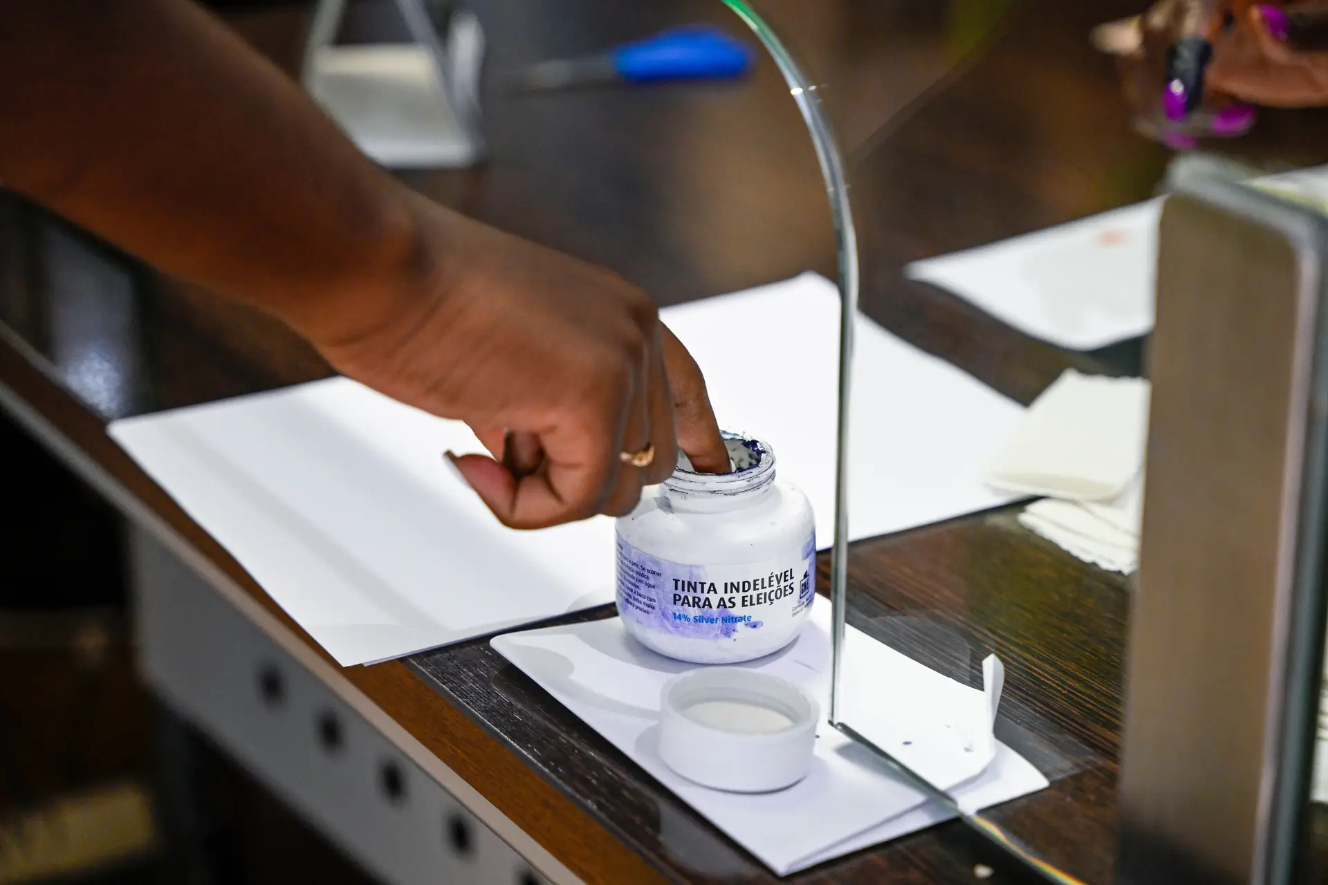 O dedo pintado que marca as eleições em Angola