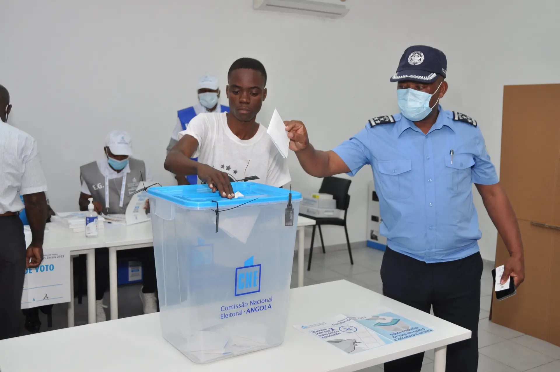 O dedo pintado que marca as eleições em Angola