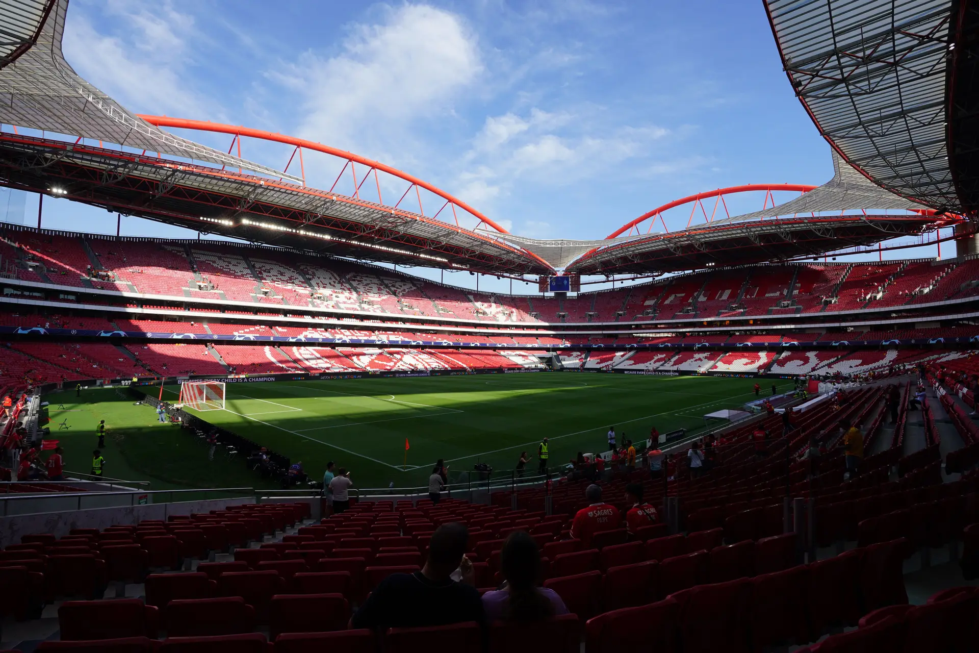 O resumo da eliminação do Benfica na Champions, num jogo com seis