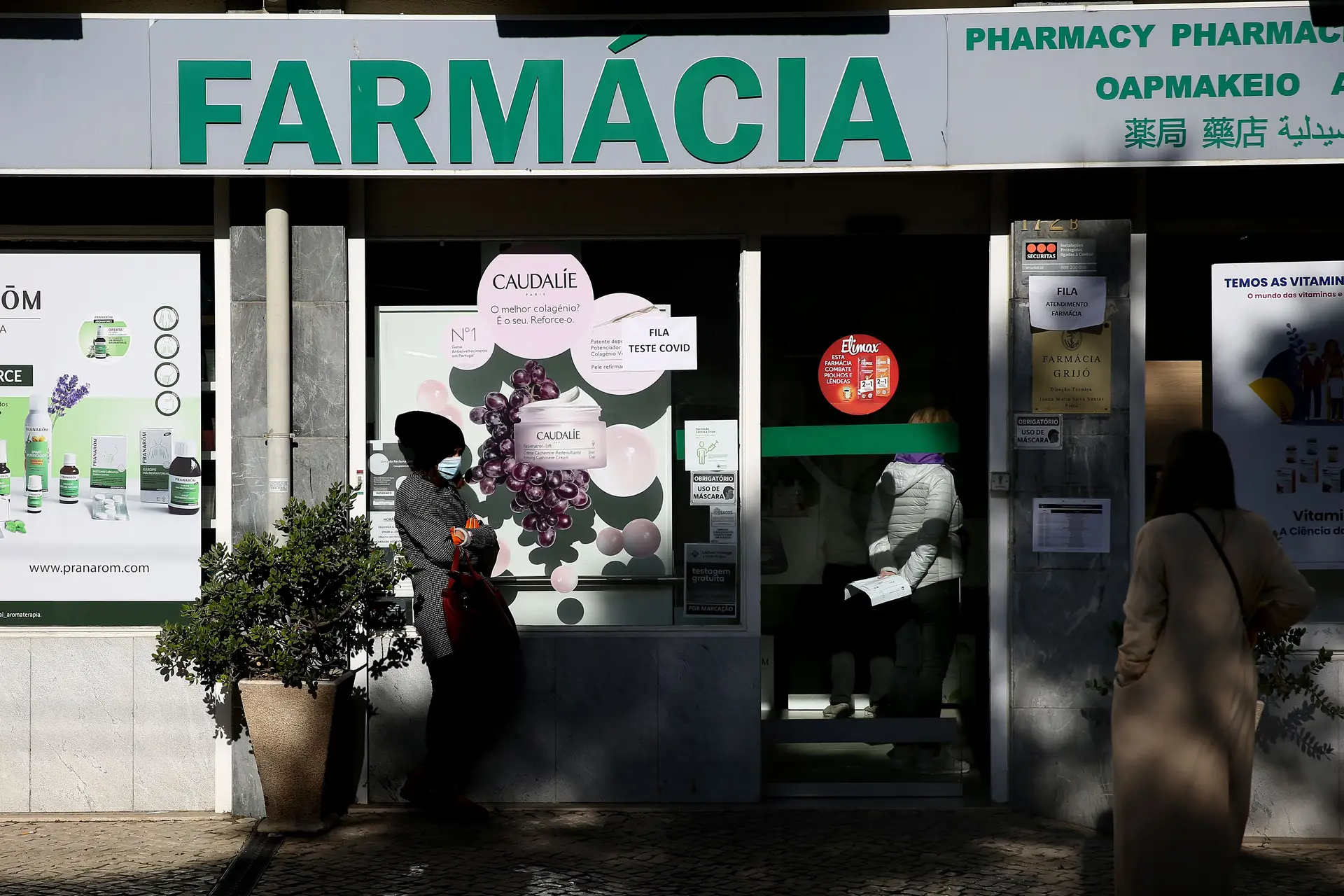 Covid-19: farmácias recomendam uso de máscara em casos específicos