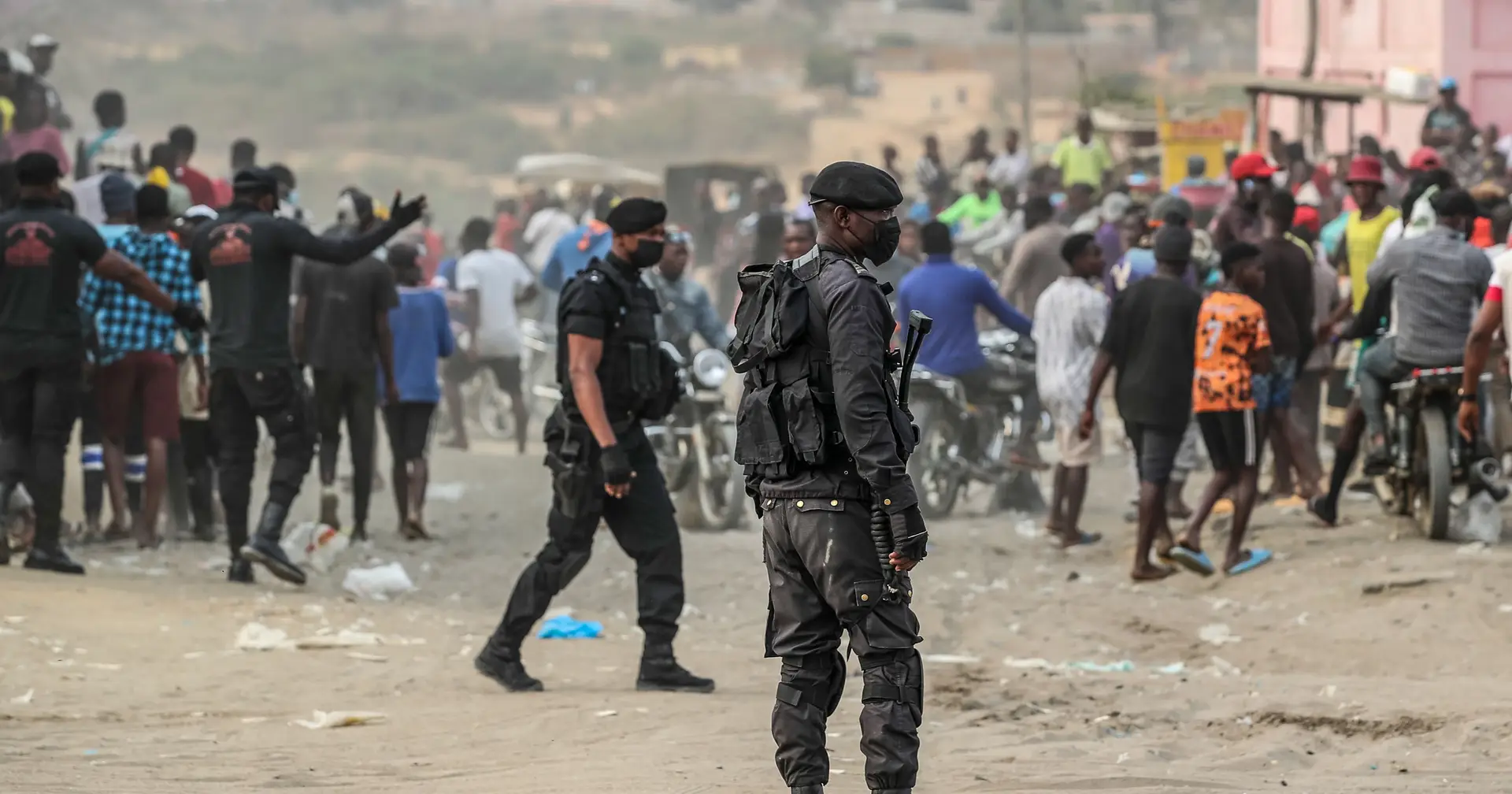 Elei Es Em Angola Vandalismo Em Luanda Por Falta De Pagamentos A   1.91x1