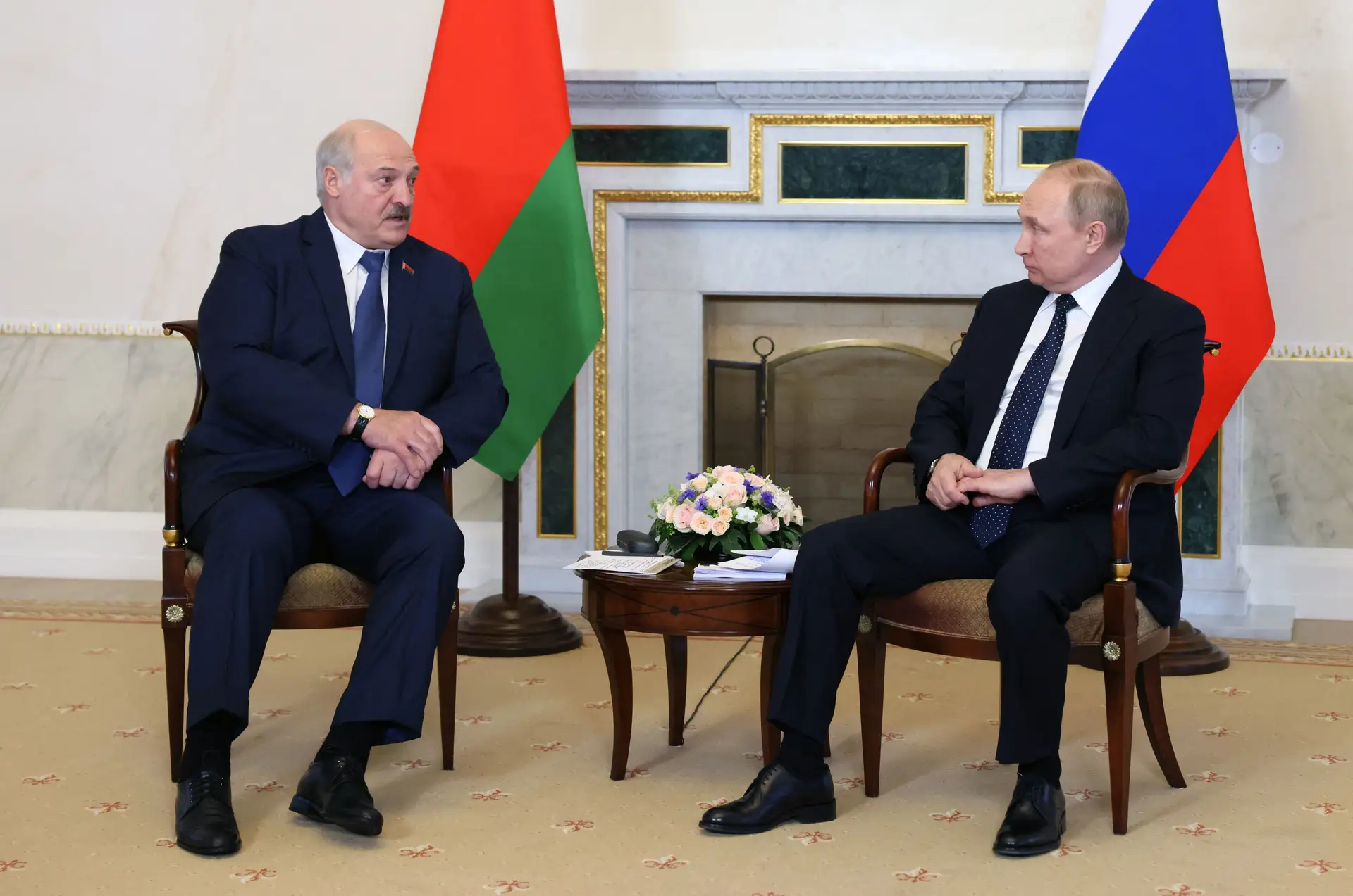 Presidente da Bielorrússia oferece prenda insólita a Putin