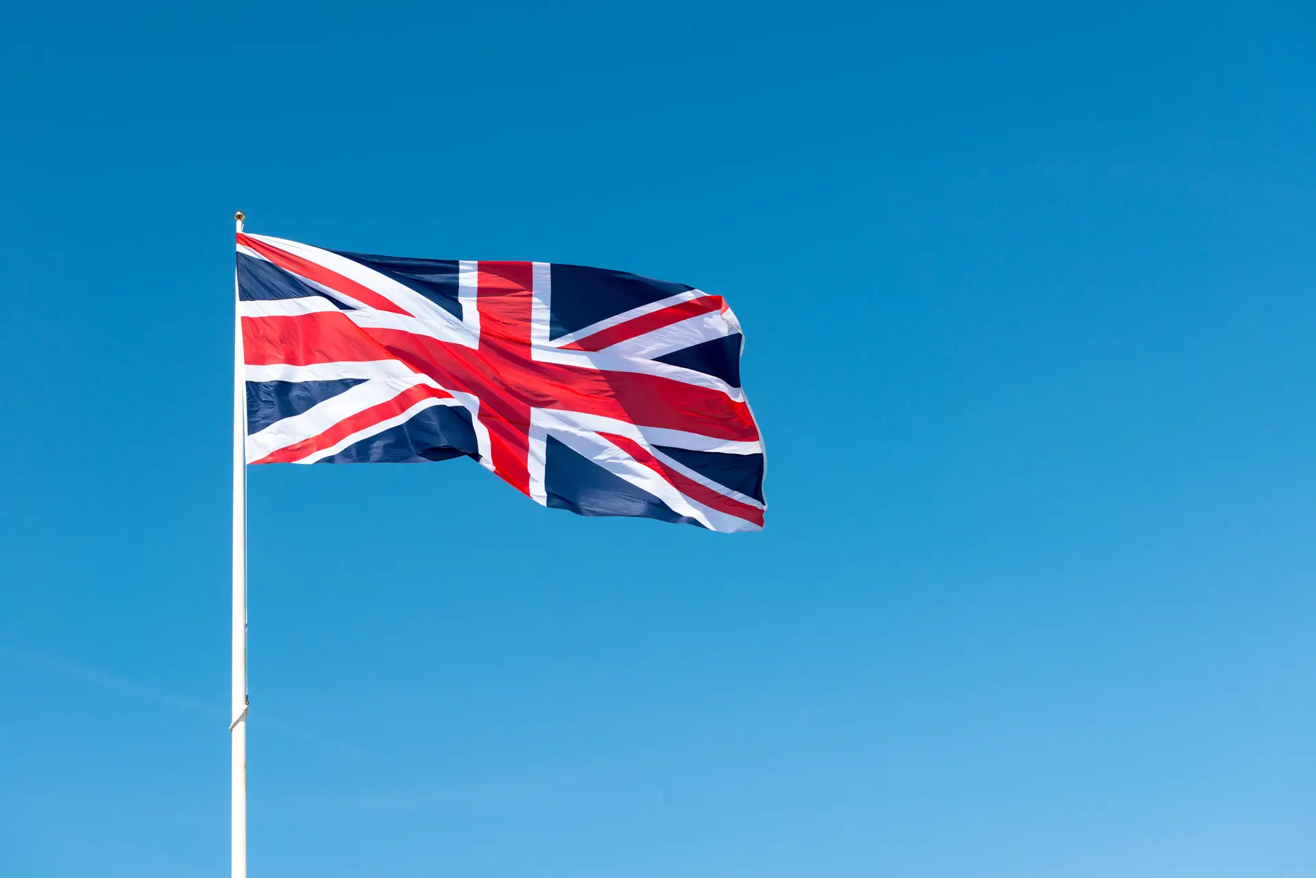 Regulador britânico aumenta em 80% preço máximo da energia no Reino Unido