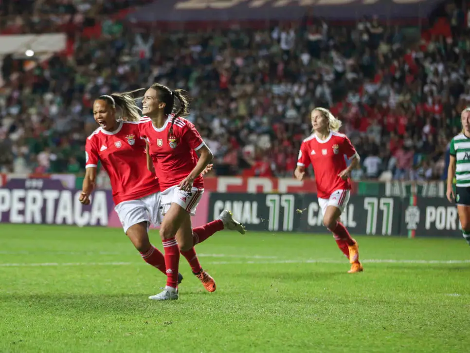 19 vitórias em 20 jogos, 92 golos marcados, só cinco sofridos: Benfica  vence em Gaia e sagra-se tricampeão nacional de futebol feminino –  Observador