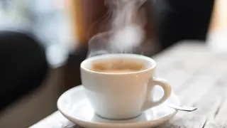 Beber café ou chá quente triplica o risco de ter cancro na garganta