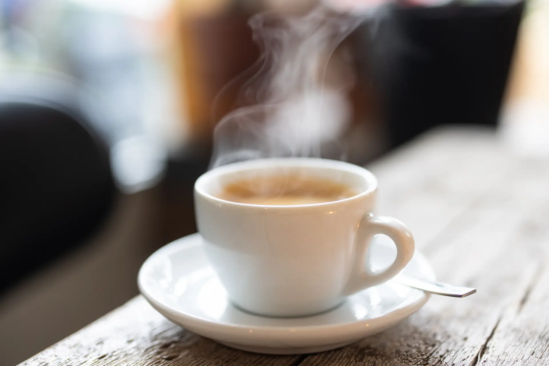 Beber café ou chá quente triplica o risco de ter cancro na garganta
