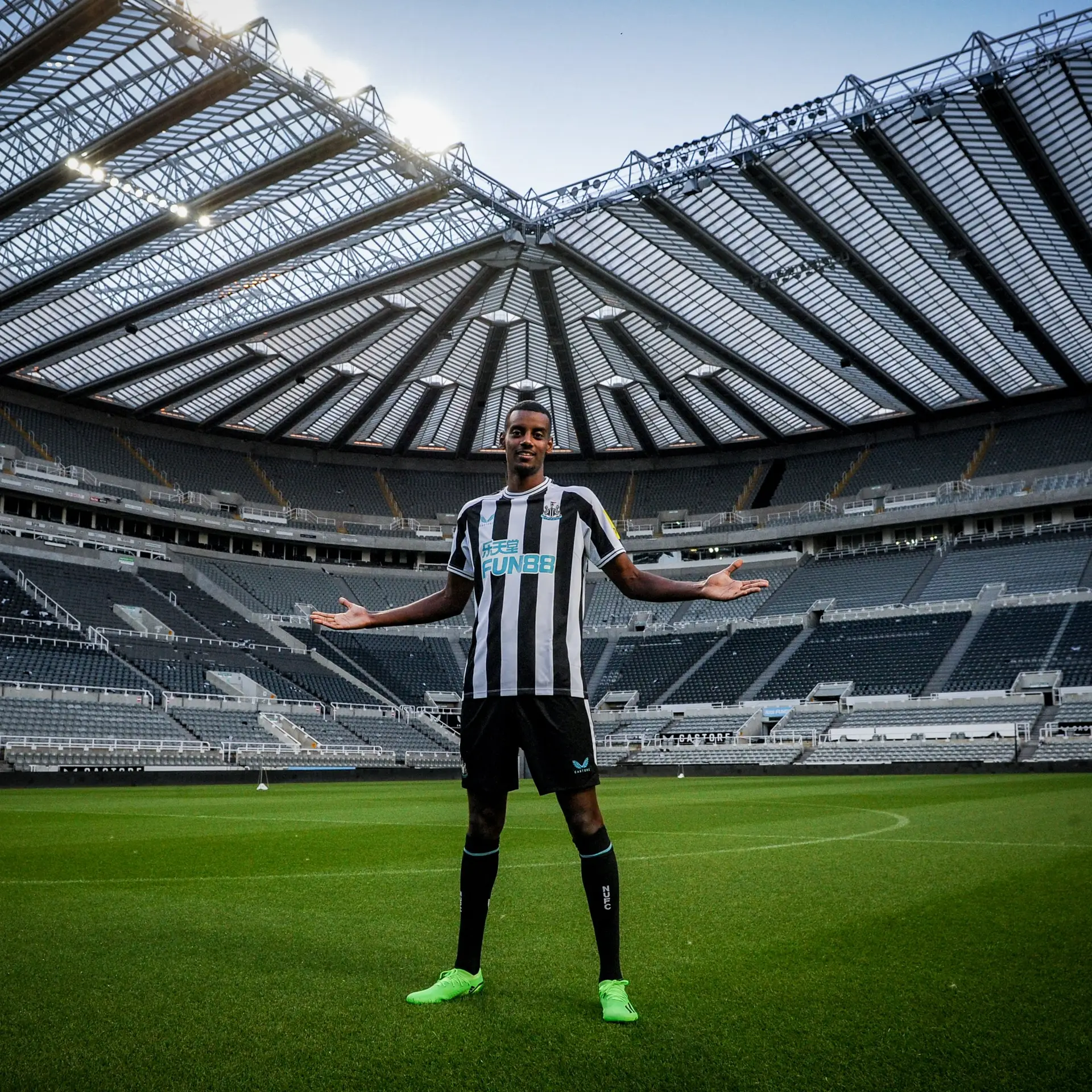 Newcastle oficializa contratação milionária de Isak à Real Sociedad