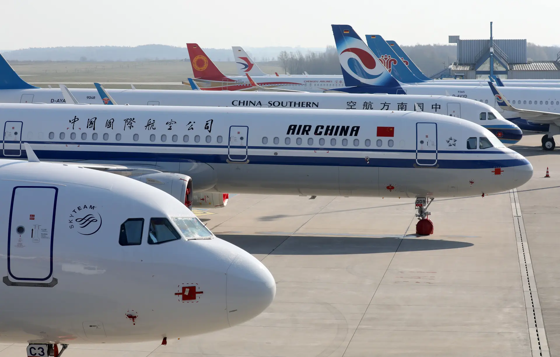 EUA suspendem 26 voos vindos da China em resposta a decisão de Pequim