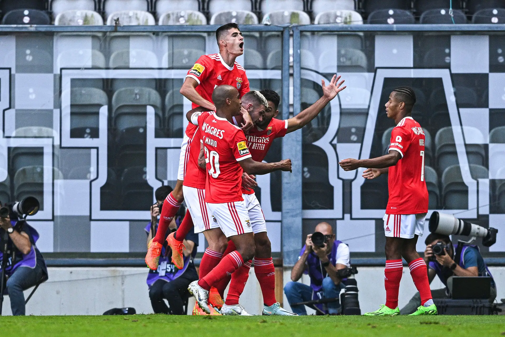 Portimonense reduzido a 10 segura empate perante Famalicão