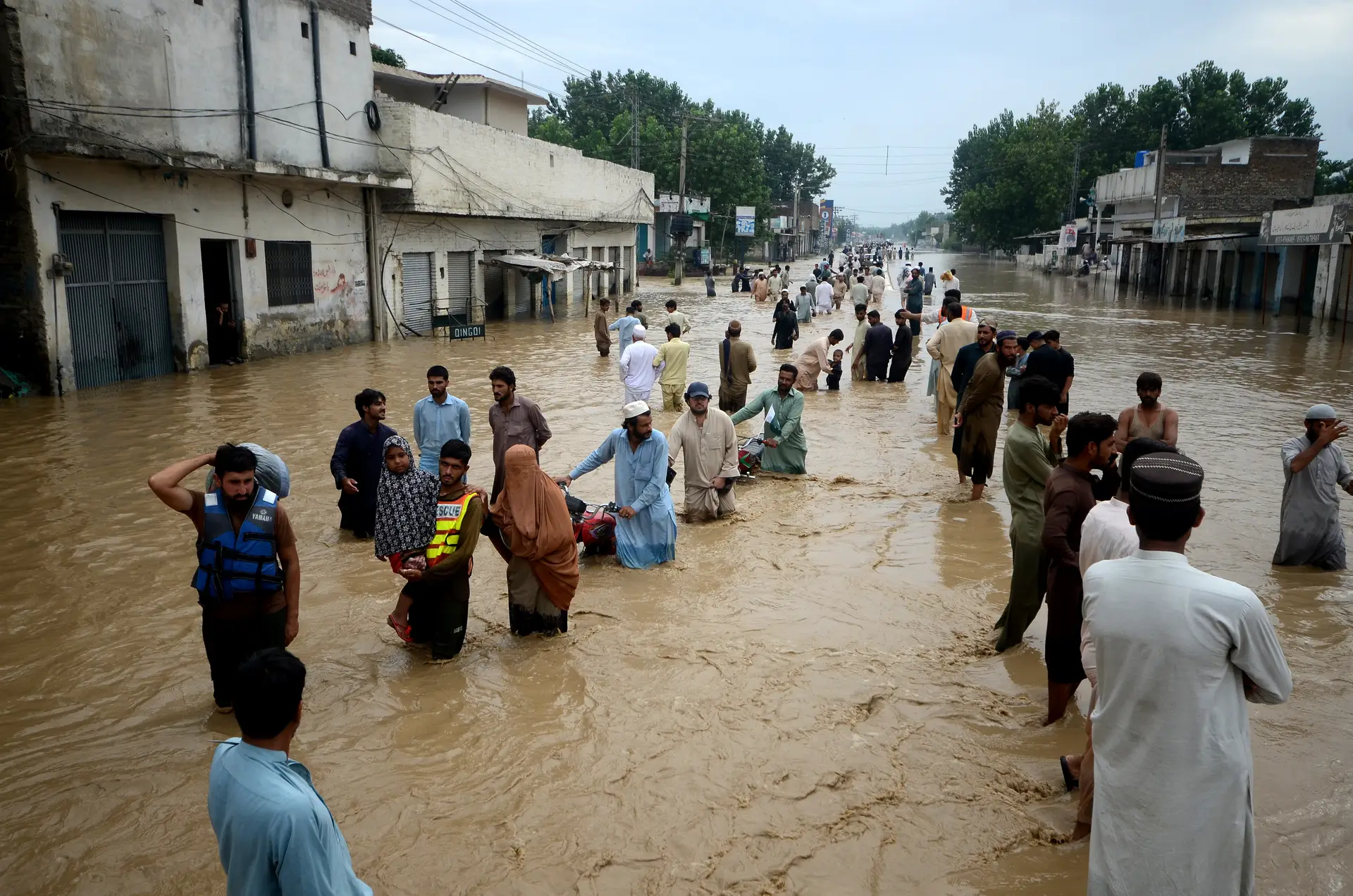 Milhares de pessoas obrigadas a sair de casa devido a inundações no Paquistão
