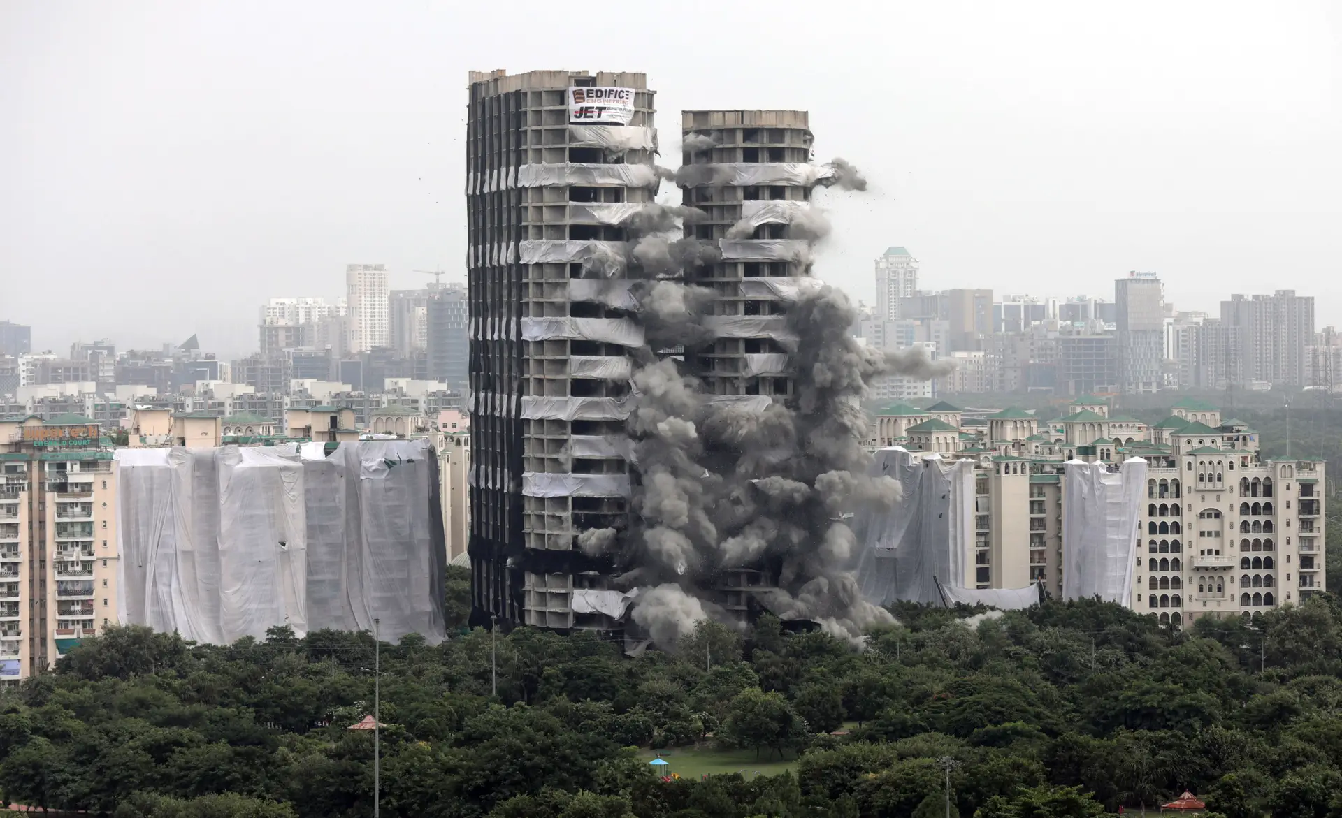 Dois arranha-céus com mais de 100 metros de altura demolidos em menos de 10 segundos